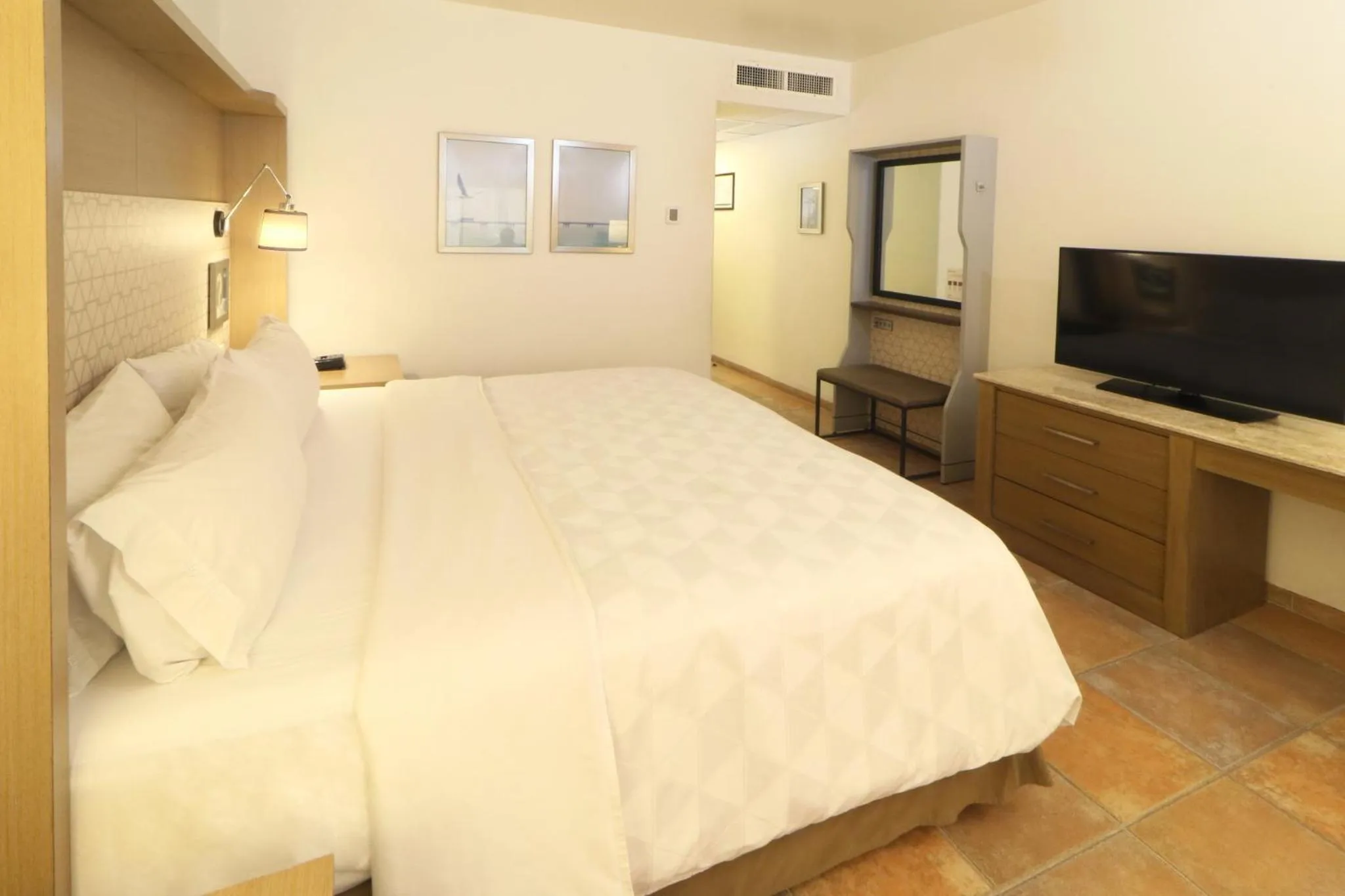 Photo of the whole room, Bed in Holiday Inn Ciudad Del Carmen by IHG