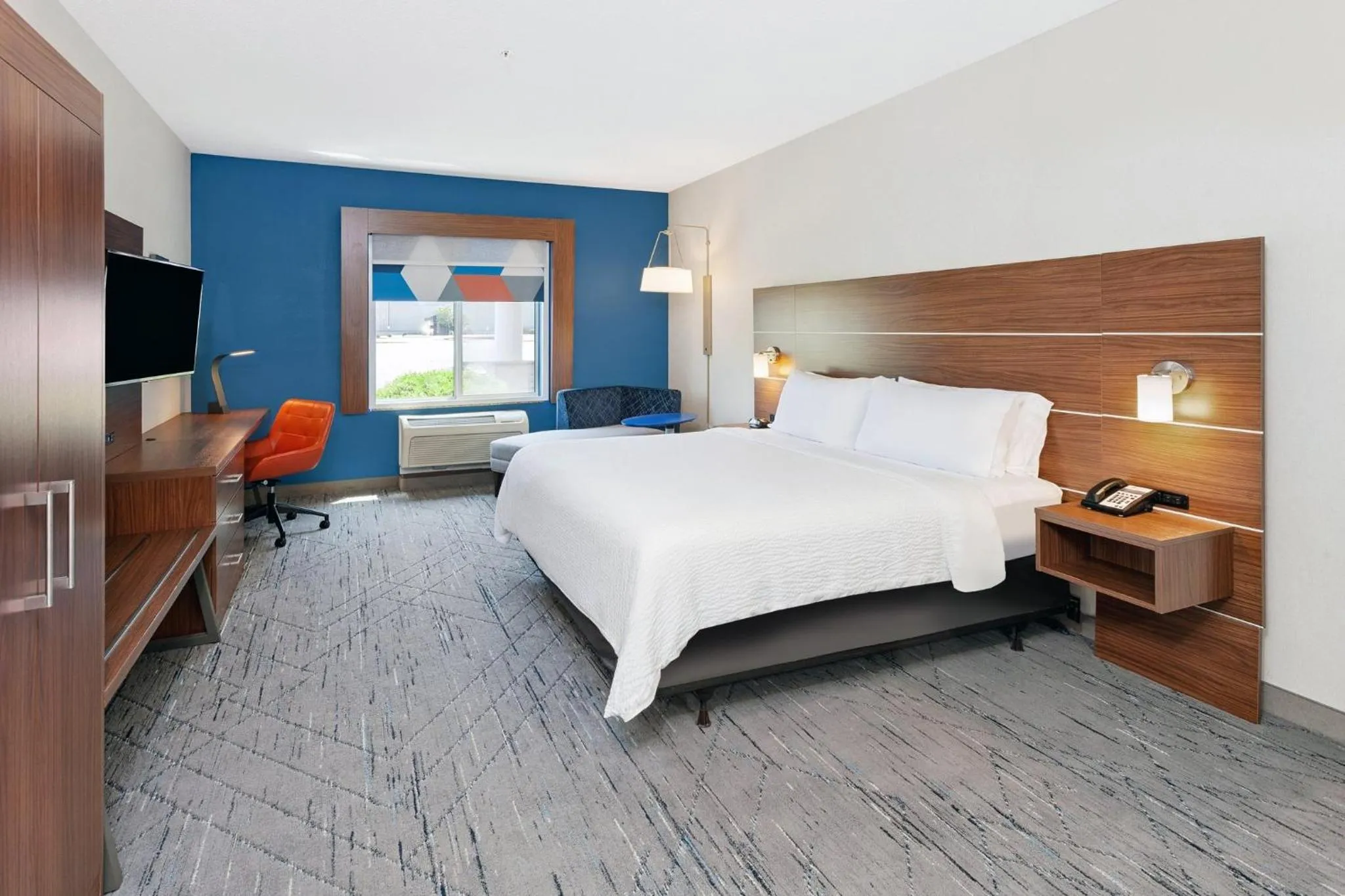 Photo of the whole room, Bed in Holiday Inn Express Hotel & Suites Urbana-Champaign-U of I Area by IHG