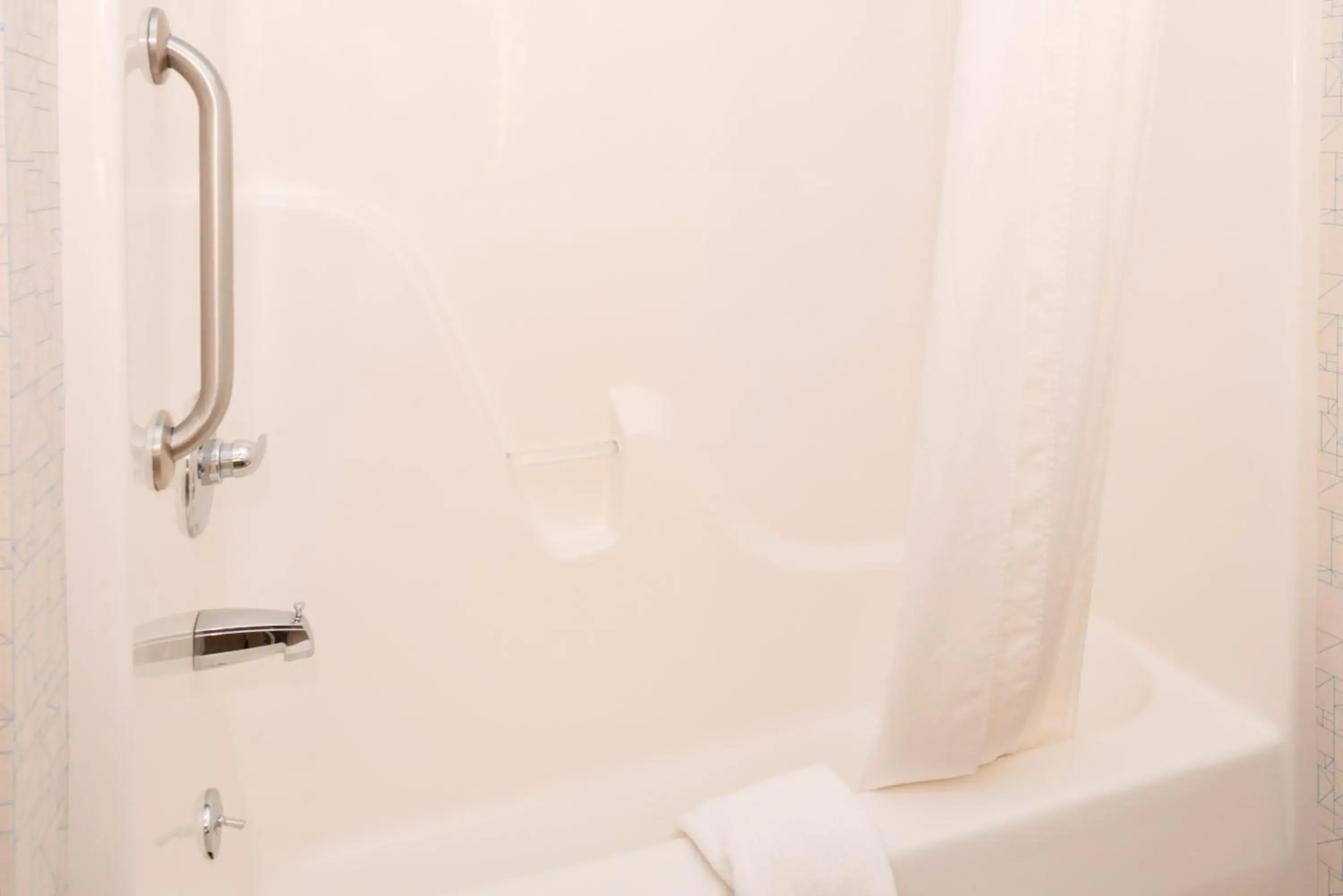 Standard Queen Room with Two Queen Beds in Holiday Inn Express Hotel & Suites Urbana-Champaign-U of I Area by IHG Standard Queen Room with Two Queen Beds in Holiday Inn Express Hotel & Suites Urbana-Champaign-U of I Area by IHG