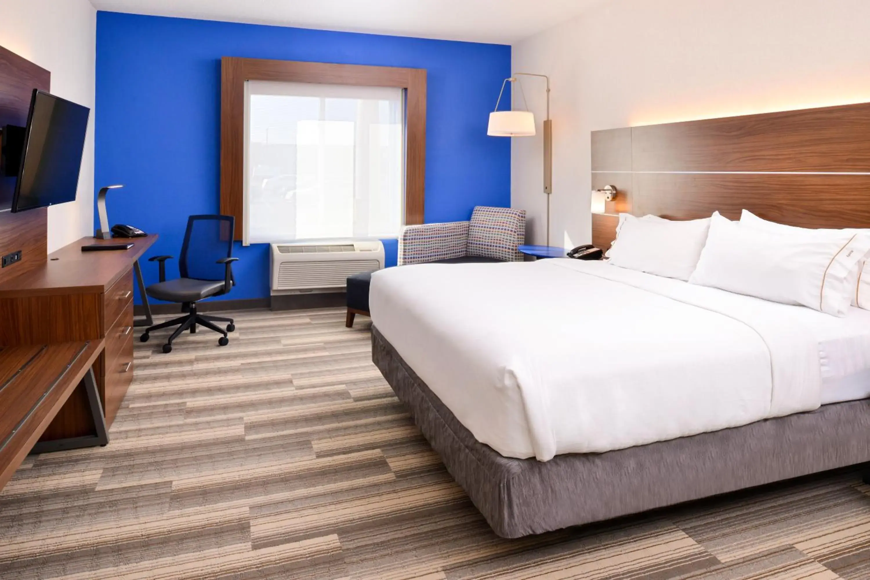 Standard Room in Holiday Inn Express Hotel & Suites Urbana-Champaign-U of I Area by IHG Standard Room in Holiday Inn Express Hotel & Suites Urbana-Champaign-U of I Area by IHG