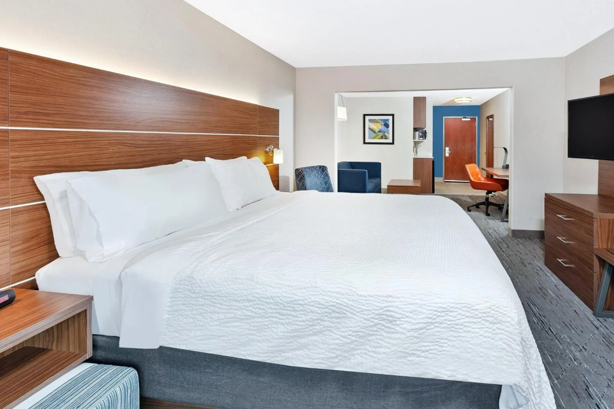 Photo of the whole room, Bed in Holiday Inn Express Hotel & Suites Urbana-Champaign-U of I Area by IHG