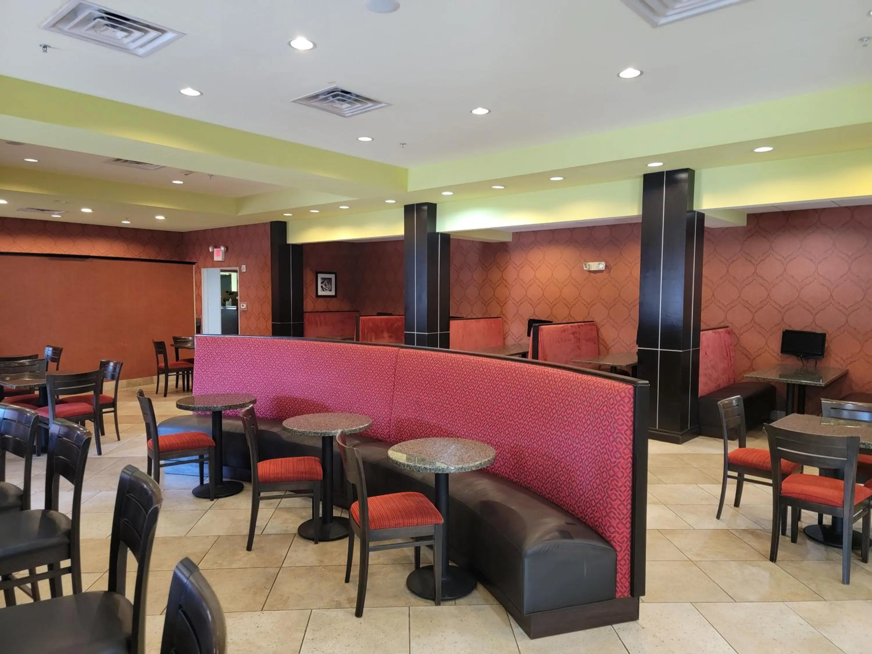 Restaurant/places to eat in Holiday Inn Garland by IHG