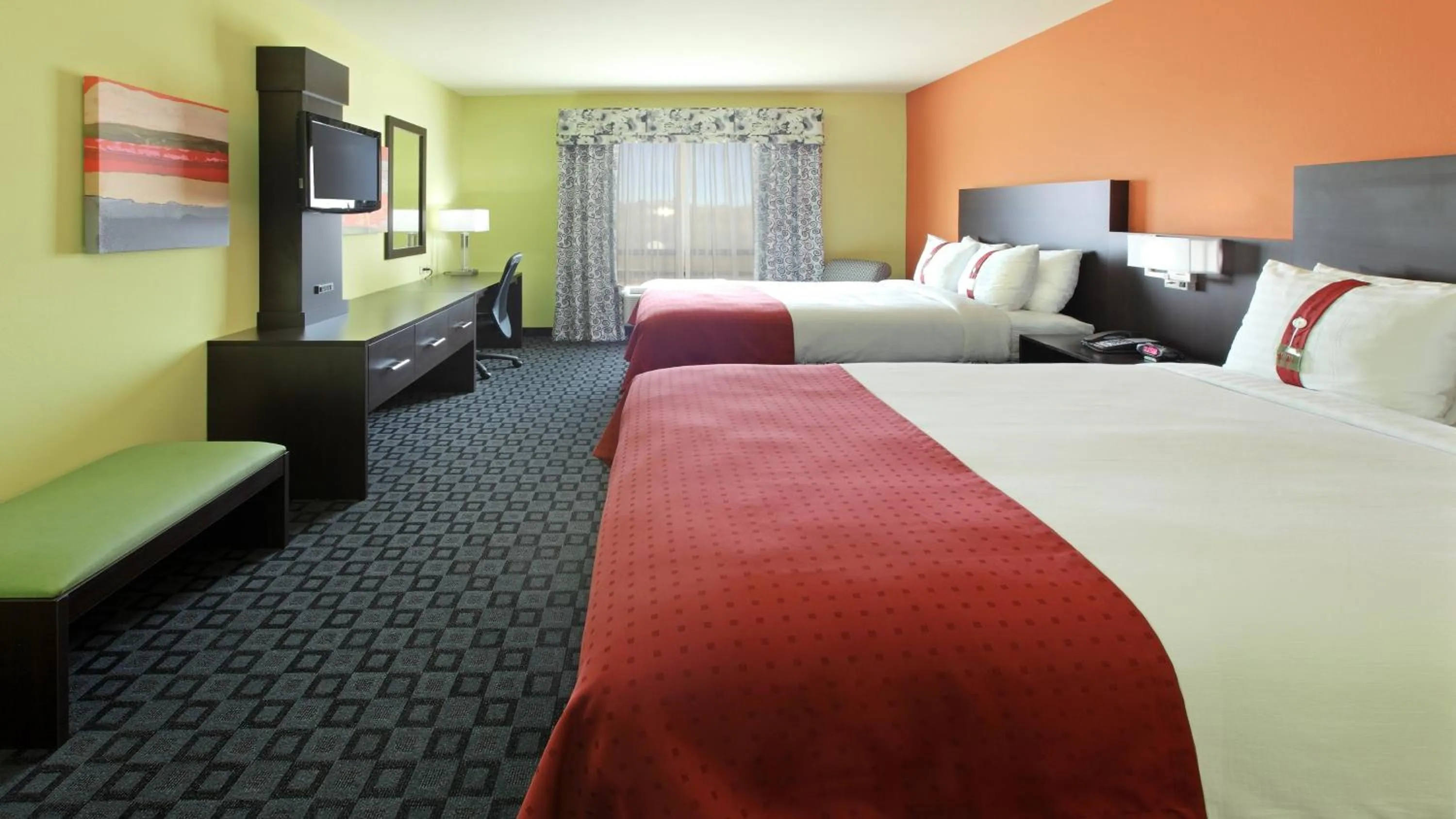 Photo of the whole room, Bed in Holiday Inn Garland by IHG
