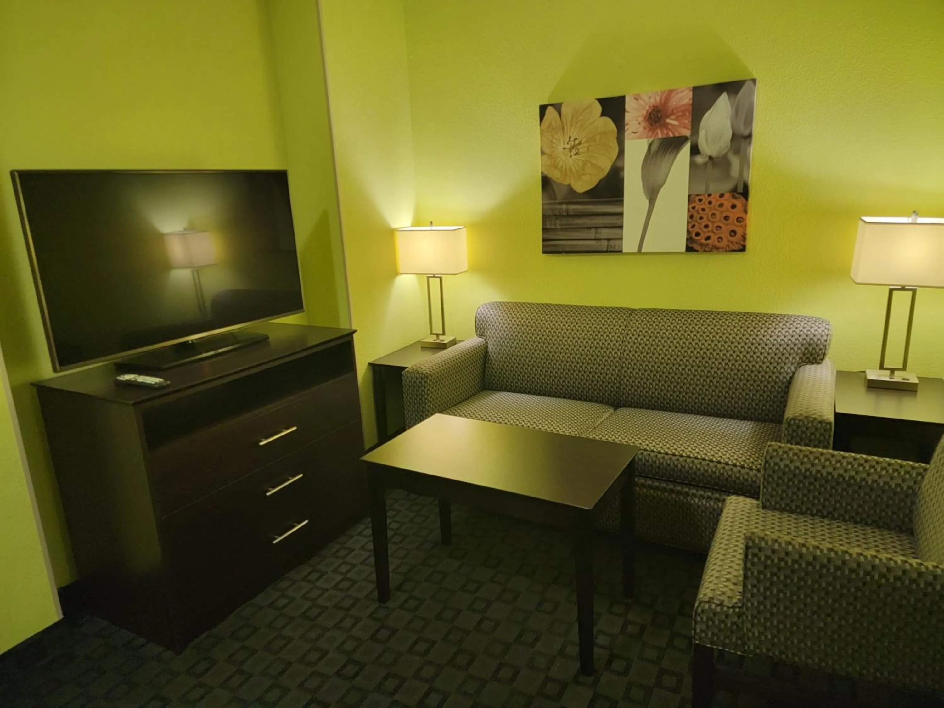 Photo of the whole room in Holiday Inn Garland by IHG