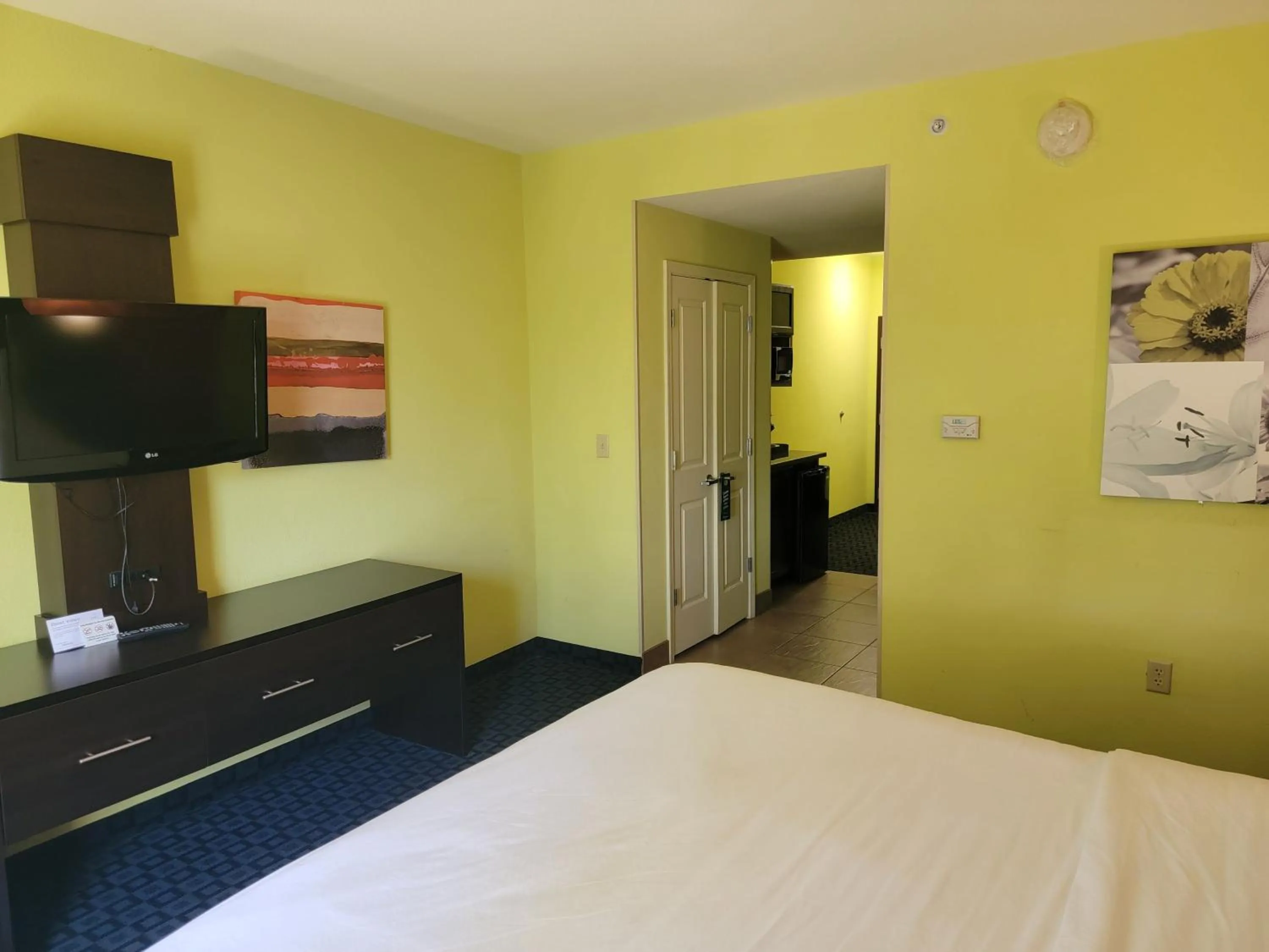 Photo of the whole room, Bed in Holiday Inn Garland by IHG