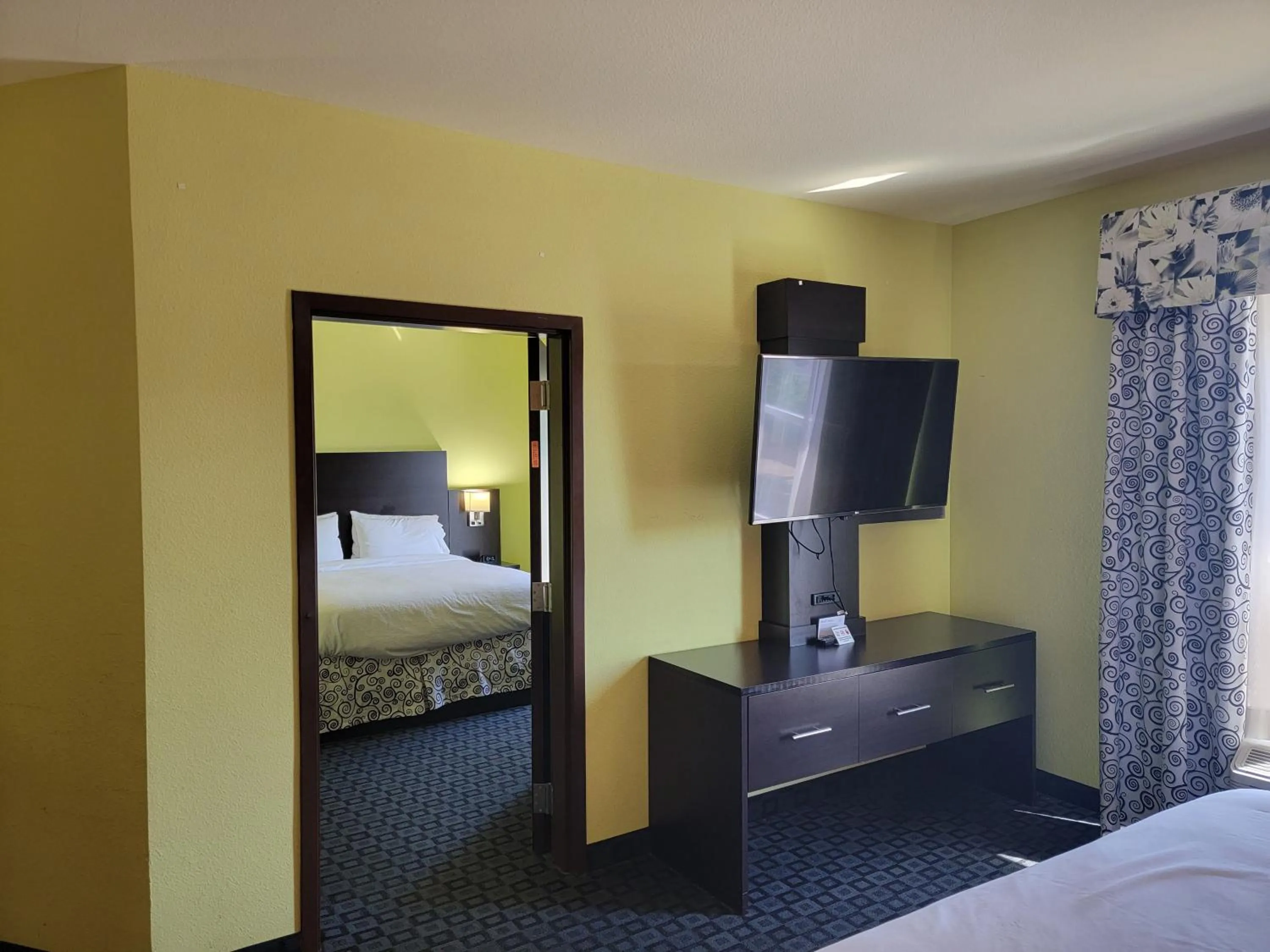 Photo of the whole room, Bed in Holiday Inn Garland by IHG