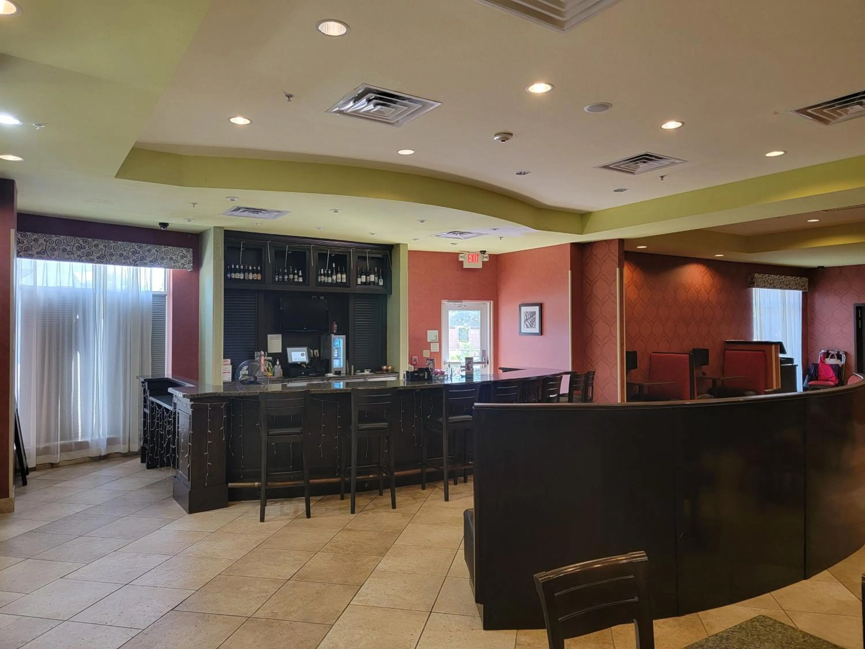 Lounge or bar in Holiday Inn Garland by IHG
