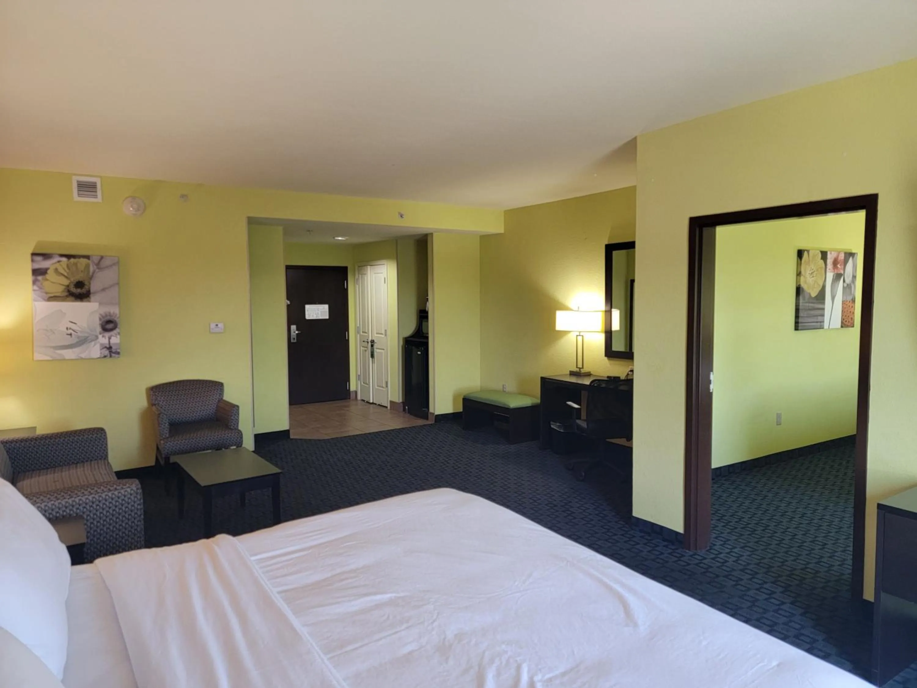 Photo of the whole room, Bed in Holiday Inn Garland by IHG