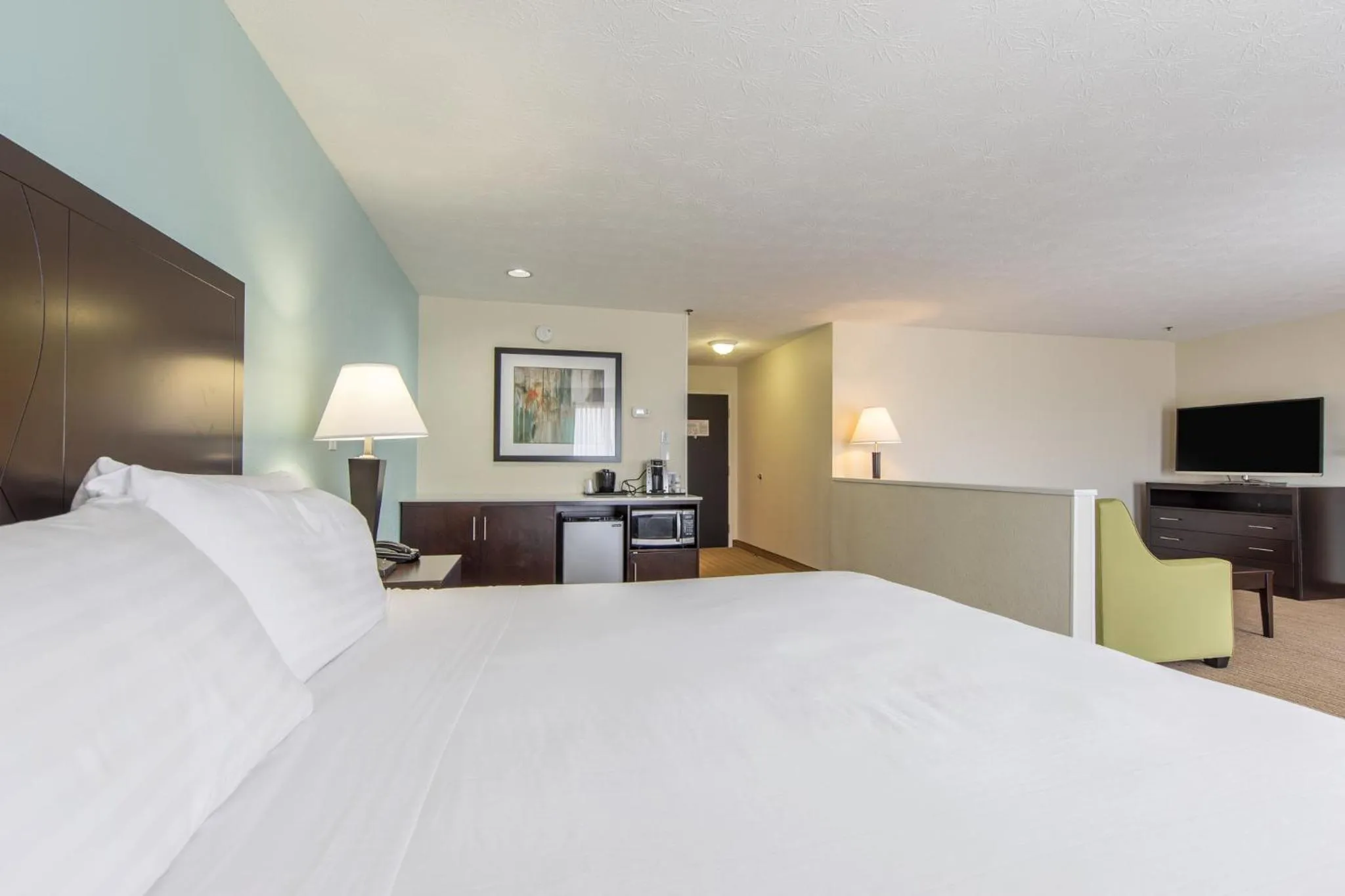 Photo of the whole room in Holiday Inn Express Dandridge by IHG