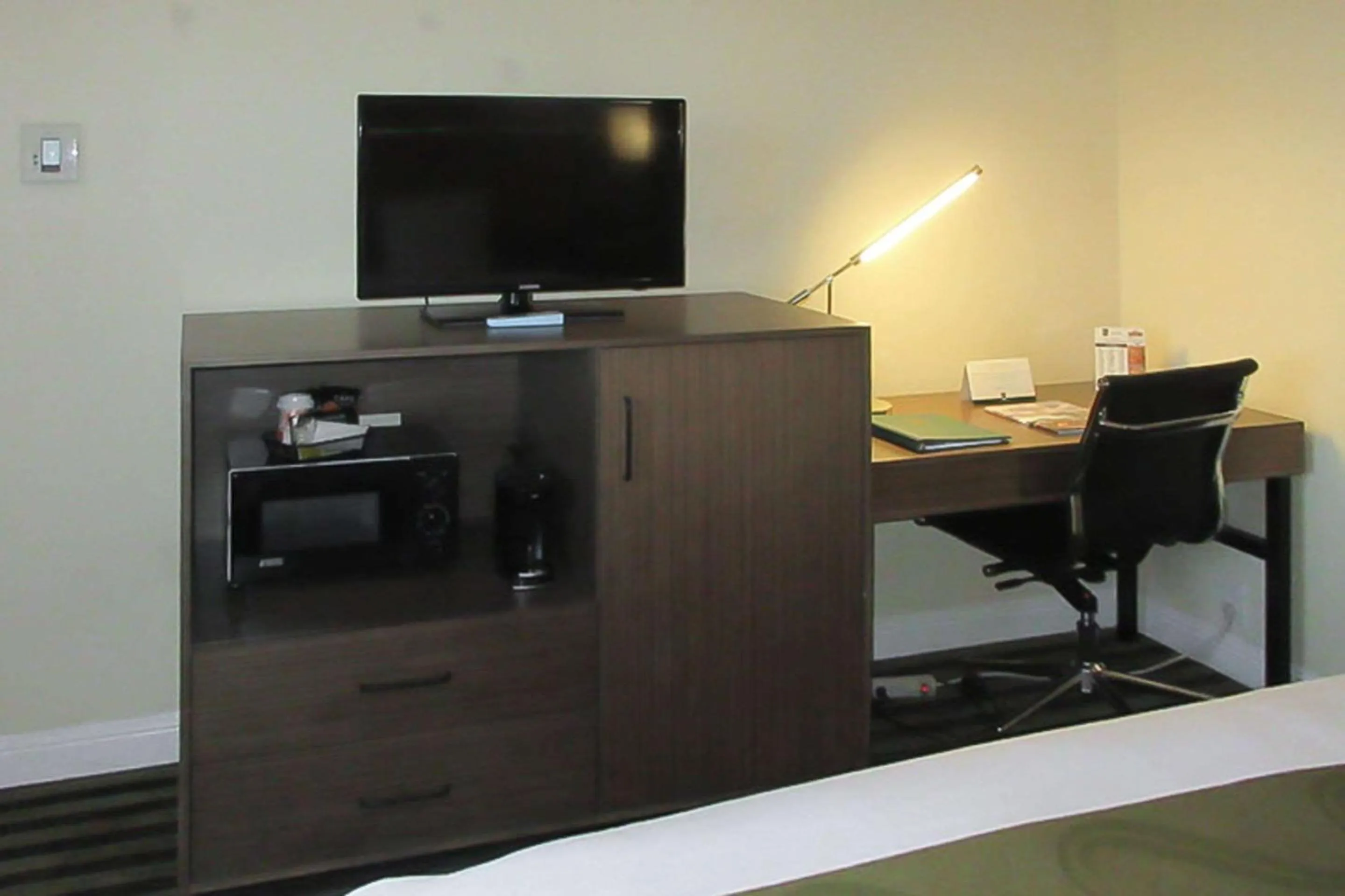 TV and multimedia in Quality Inn Salinas City Center Area