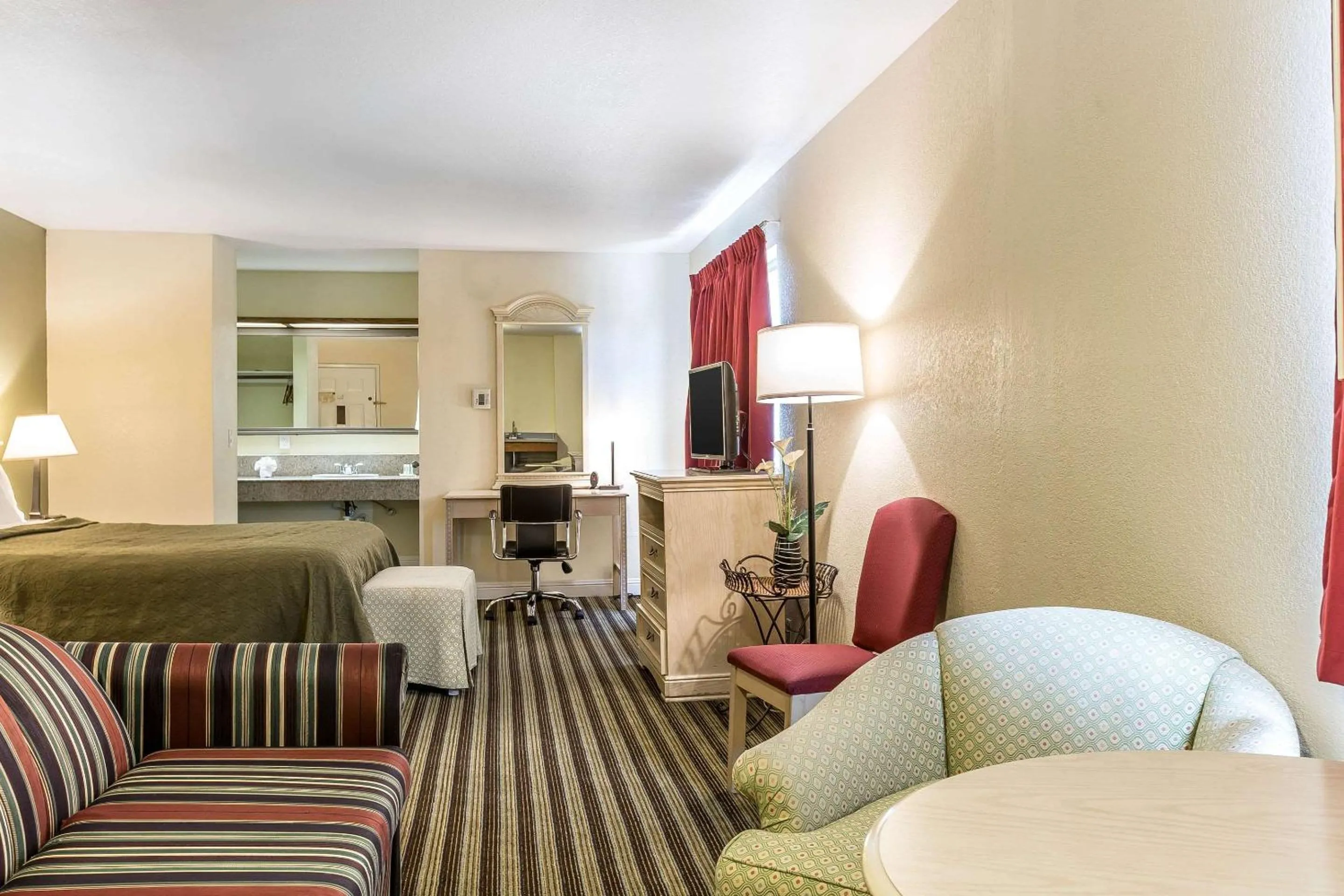 Photo of the whole room, Bed in Quality Inn Salinas City Center Area