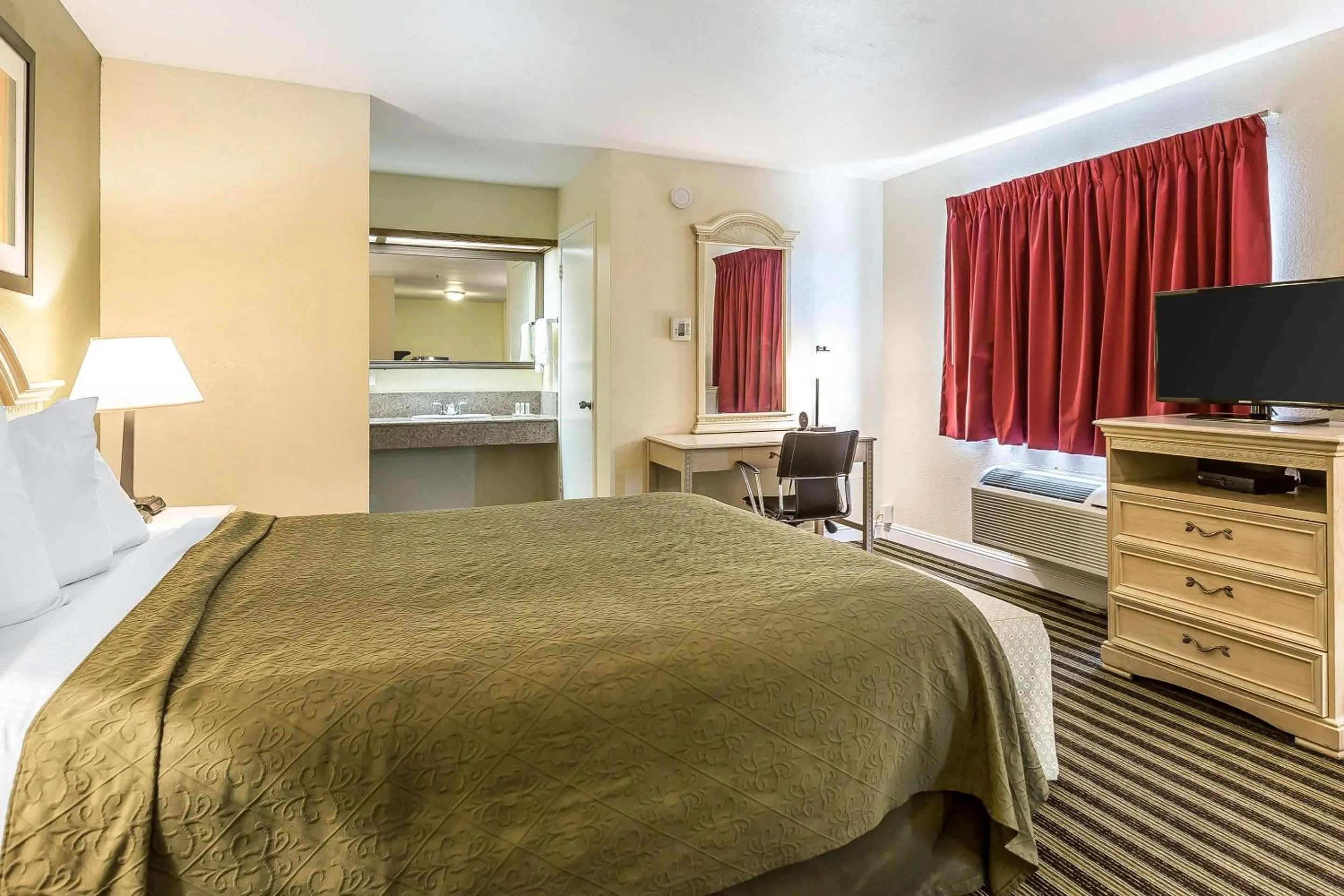 Photo of the whole room, Bed in Quality Inn Salinas City Center Area