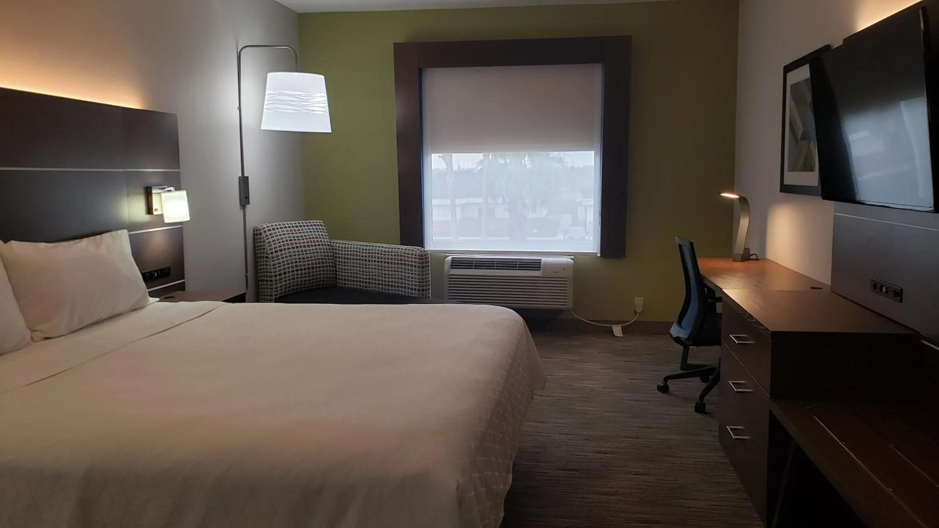 Bed in Holiday Inn Express Hotel and Suites Weslaco by IHG
