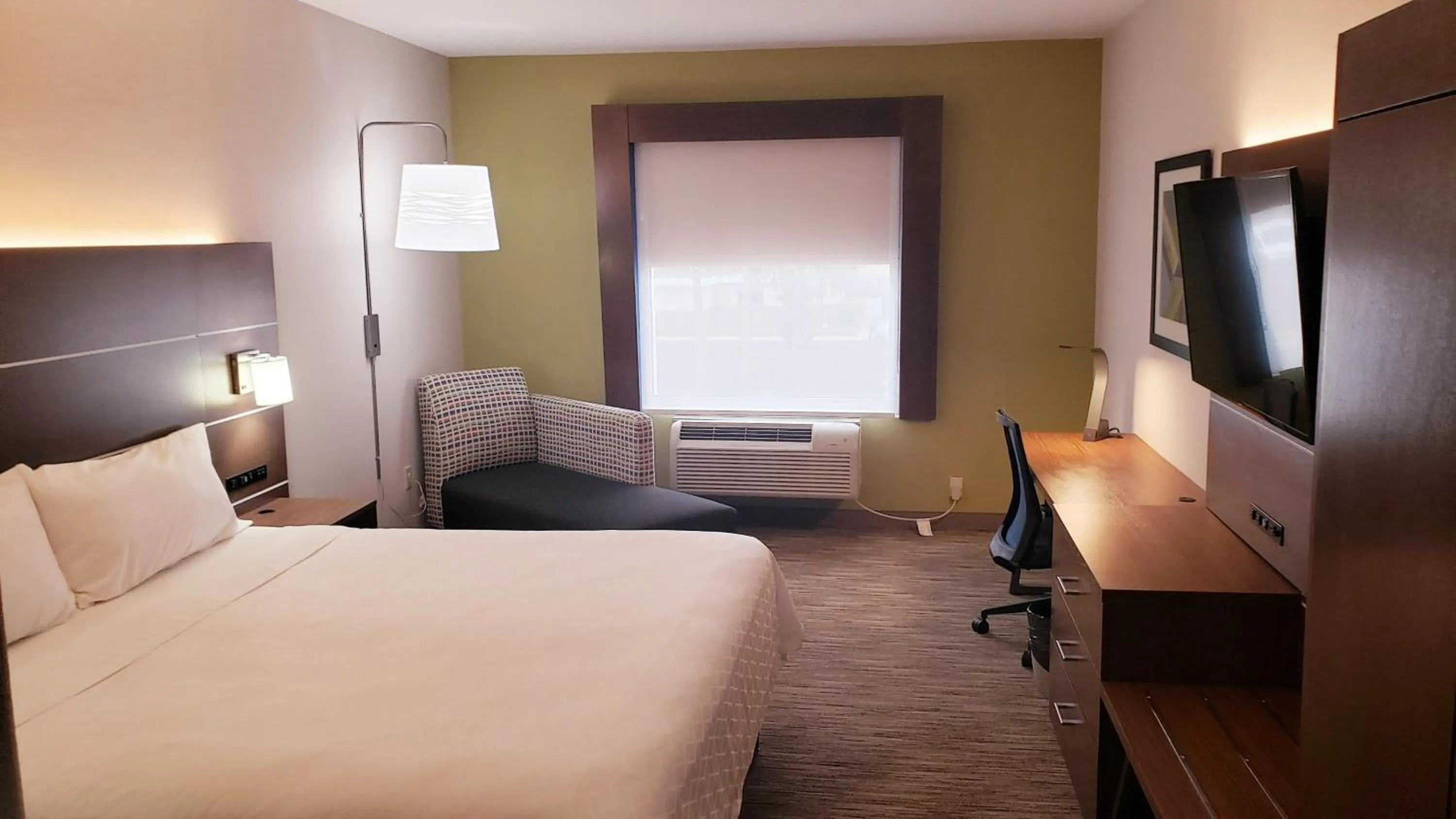 Photo of the whole room, Bed in Holiday Inn Express Hotel and Suites Weslaco by IHG