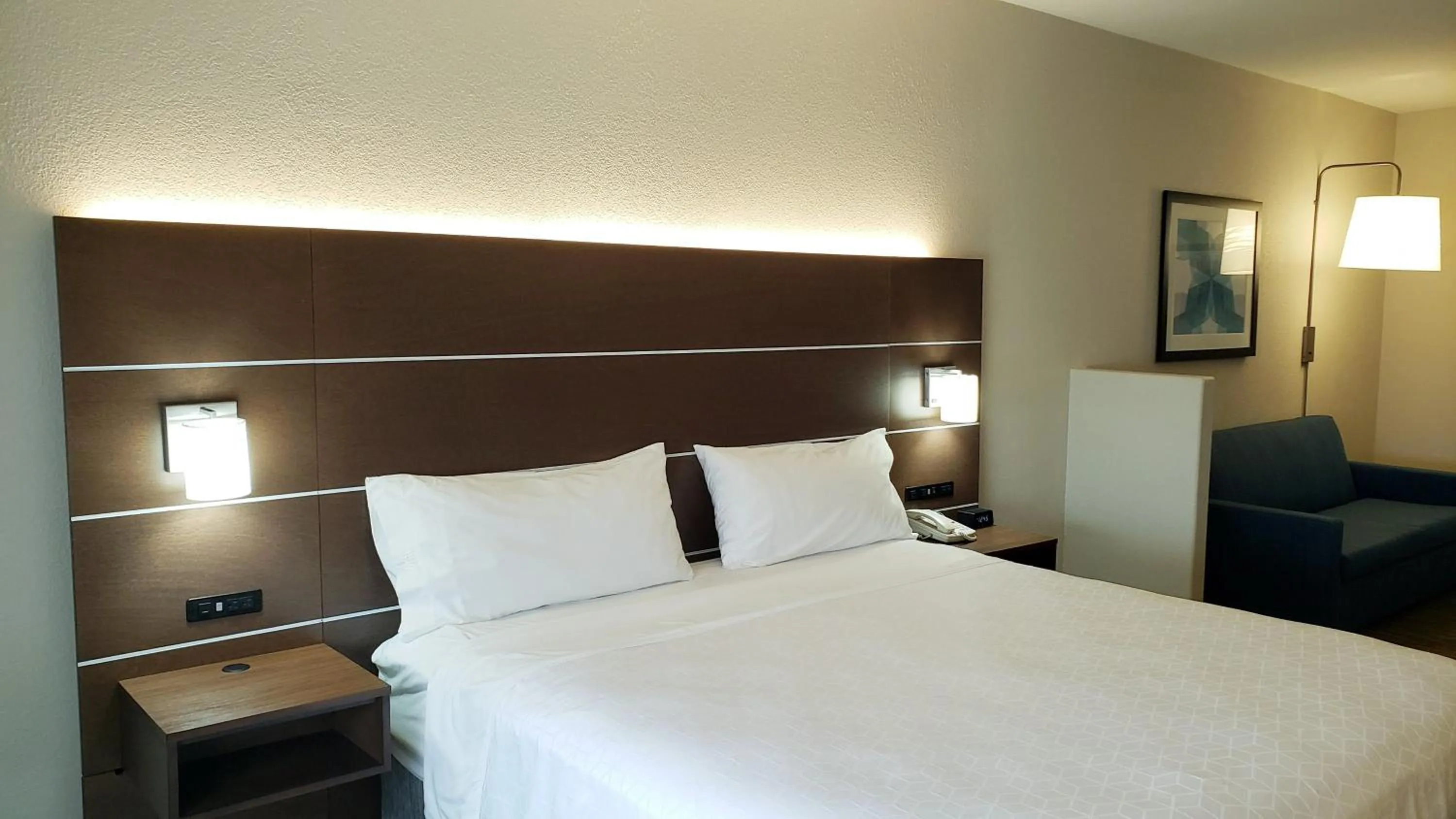 Photo of the whole room, Bed in Holiday Inn Express Hotel and Suites Weslaco by IHG