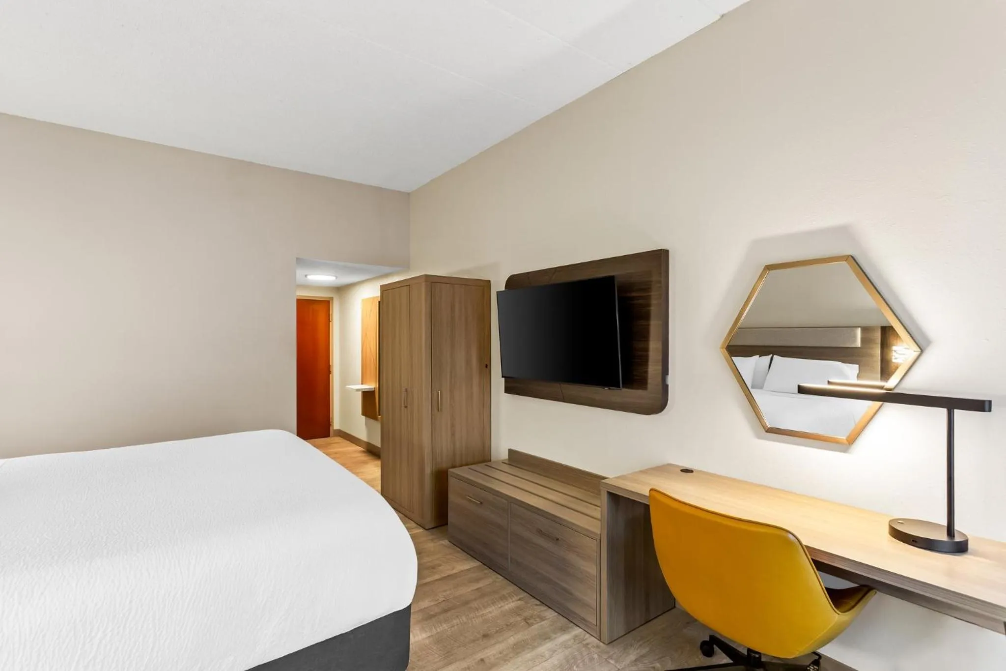 Photo of the whole room, Bed in Holiday Inn Express Hotel & Suites Charleston-Southridge by IHG