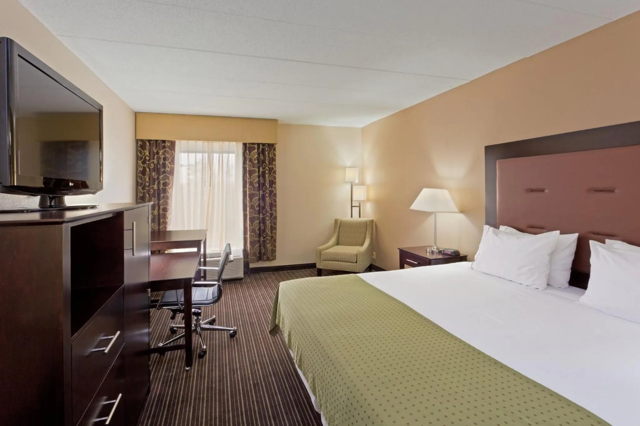 Photo of the whole room, Bed in Holiday Inn Express Hotel & Suites Charleston-Southridge by IHG