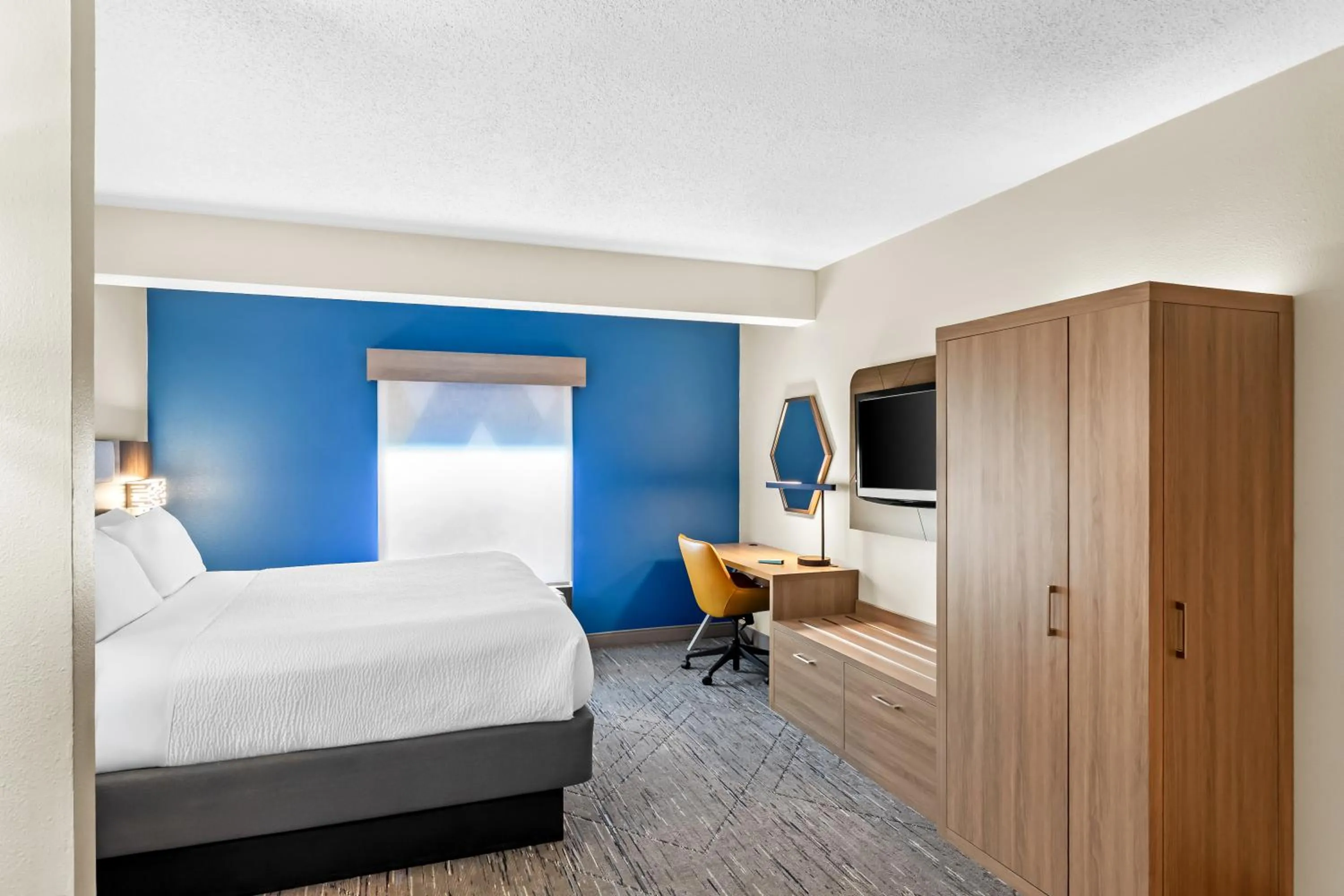 Guests, Bed in Holiday Inn Express Hotel & Suites Charleston-Southridge by IHG