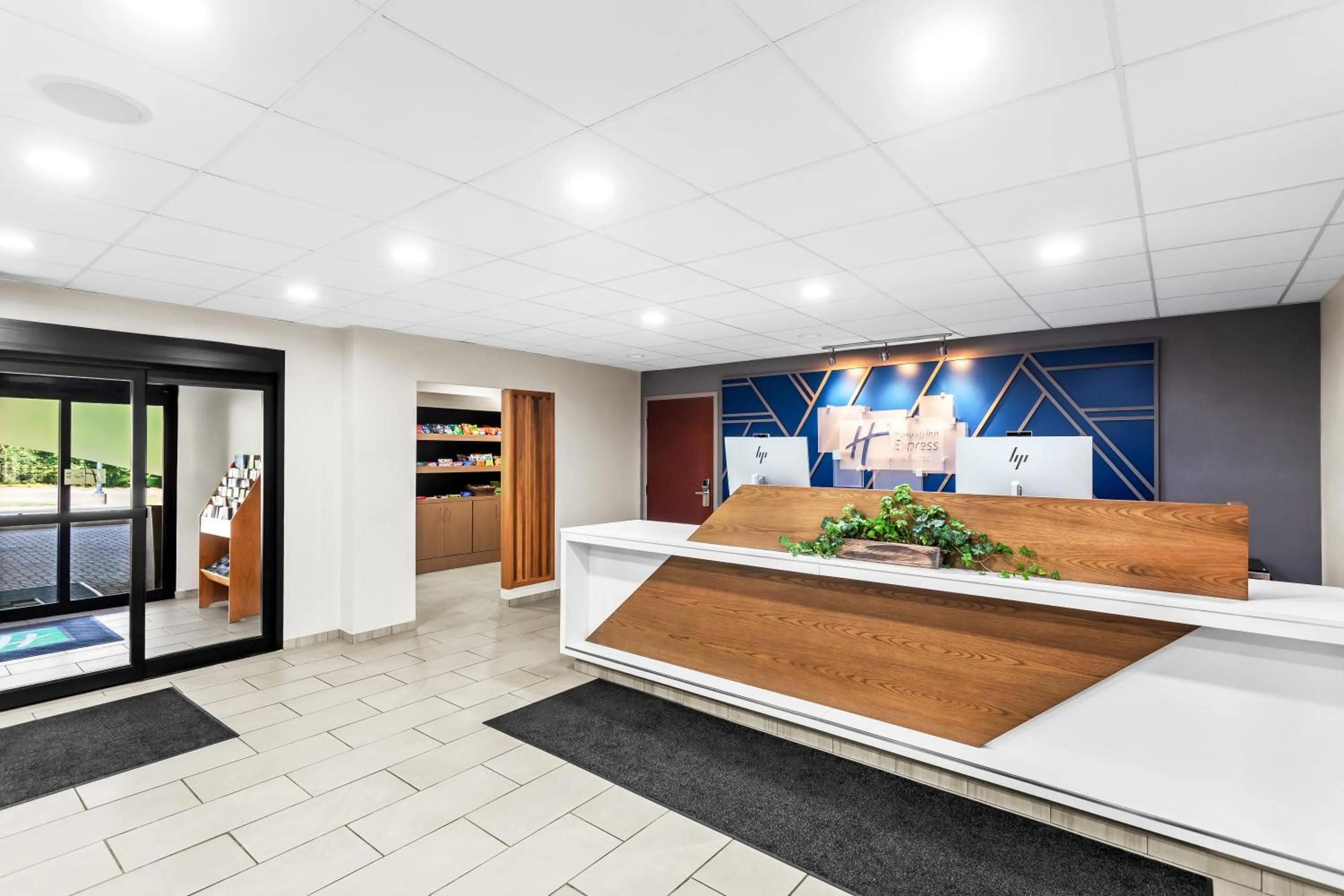 Lobby or reception in Holiday Inn Express Hotel & Suites Charleston-Southridge by IHG