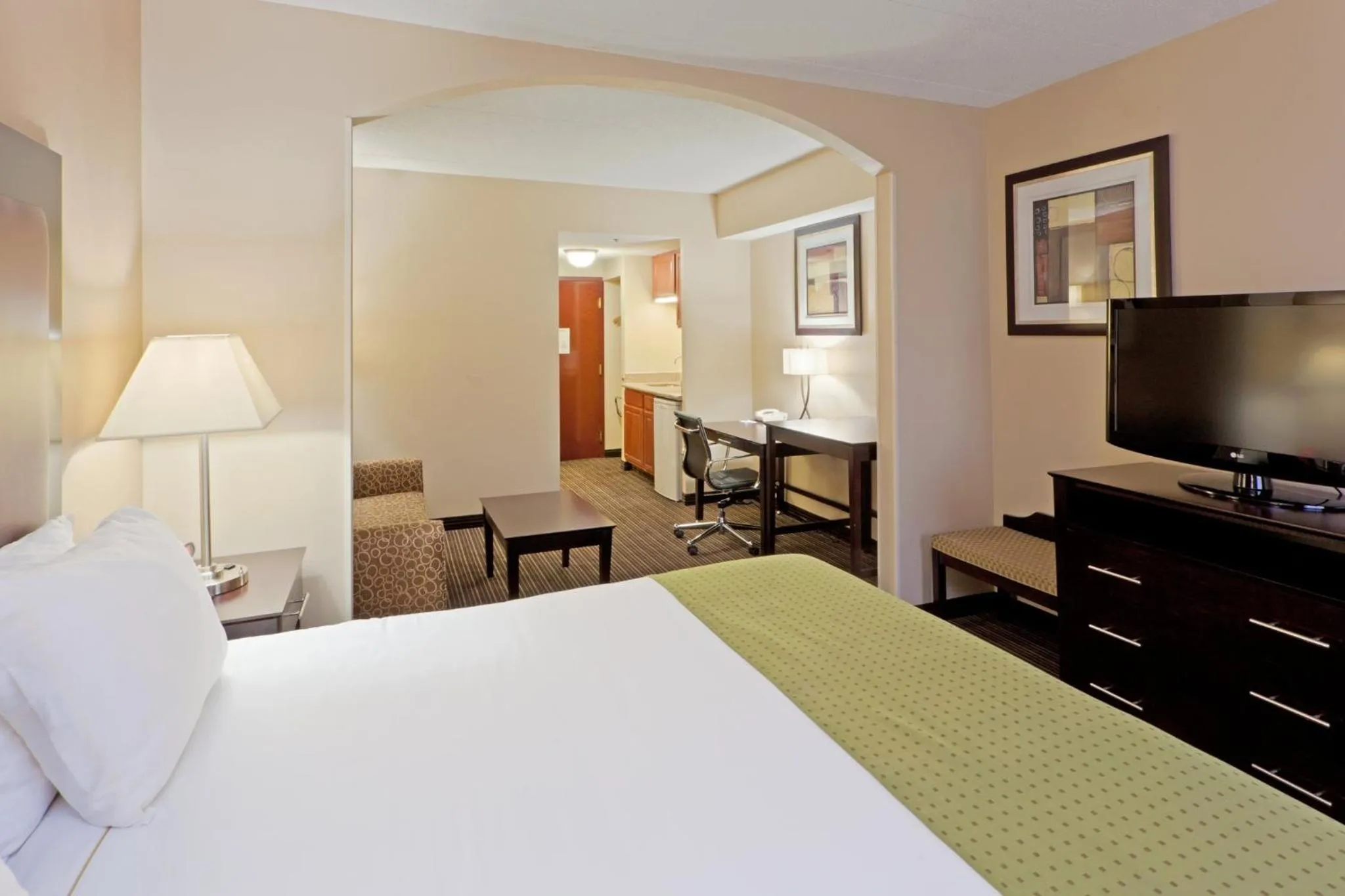 Photo of the whole room, Bed in Holiday Inn Express Hotel & Suites Charleston-Southridge by IHG