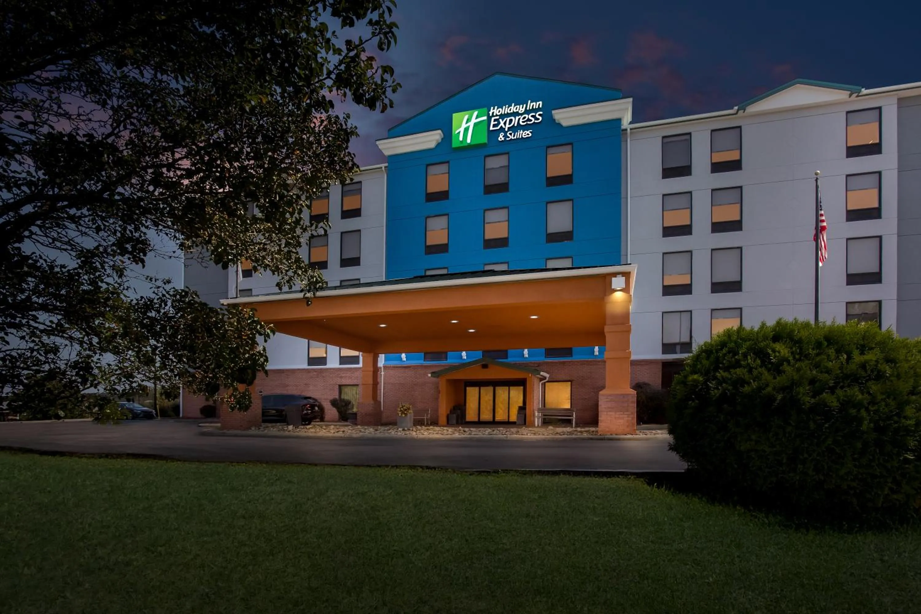 Property building in Holiday Inn Express Hotel & Suites Charleston-Southridge by IHG
