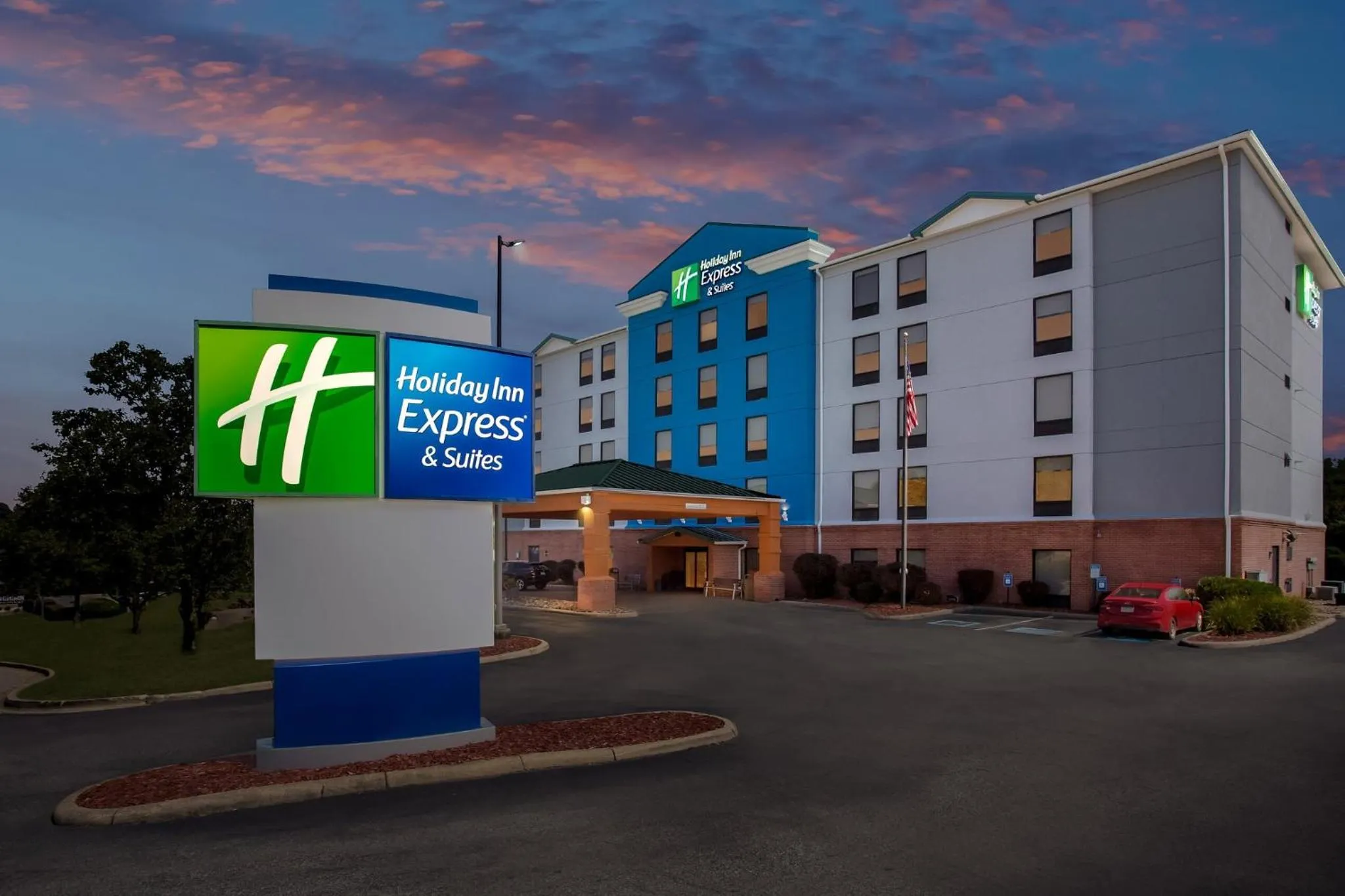 Property building in Holiday Inn Express Hotel & Suites Charleston-Southridge by IHG