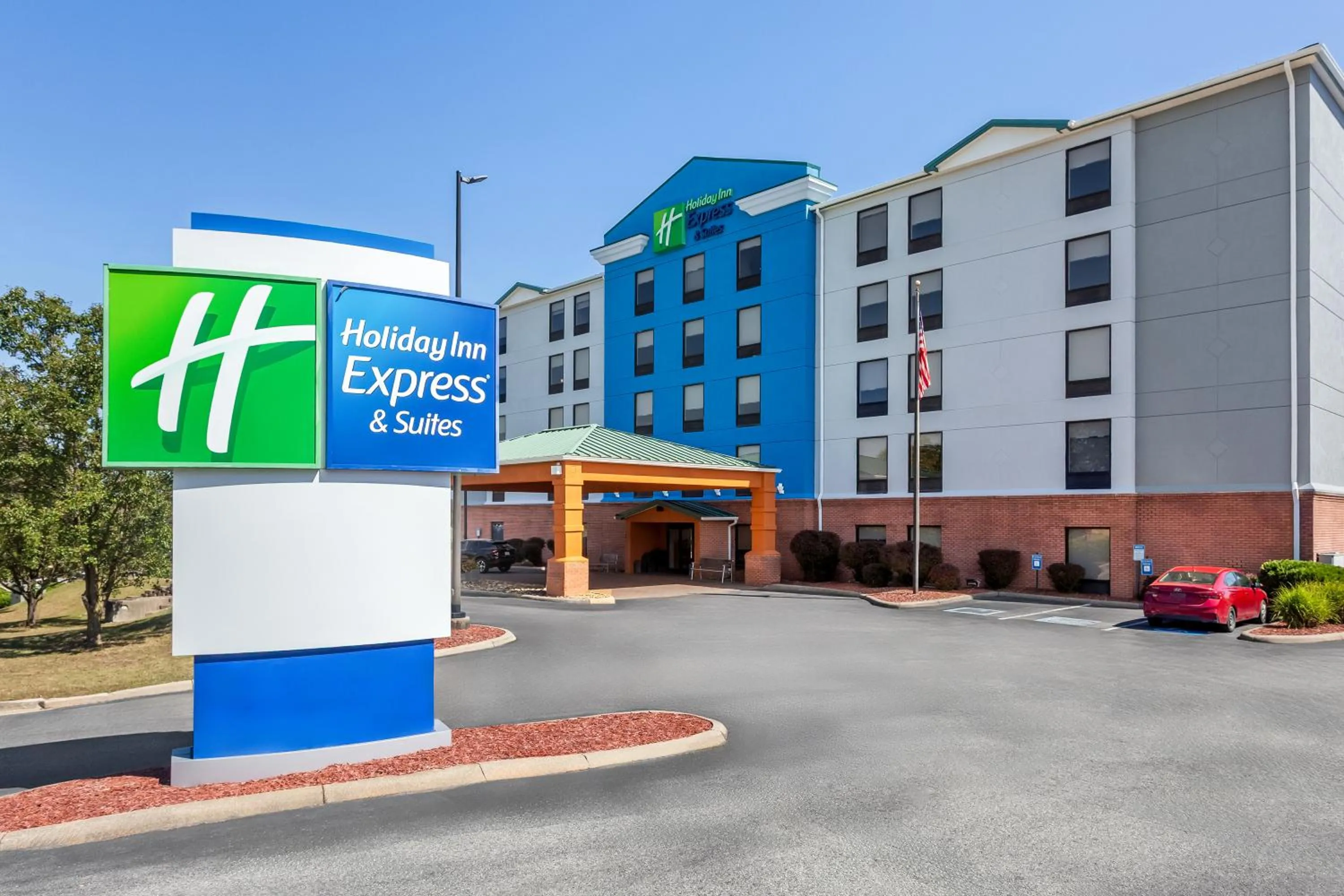 Property building in Holiday Inn Express Hotel & Suites Charleston-Southridge by IHG