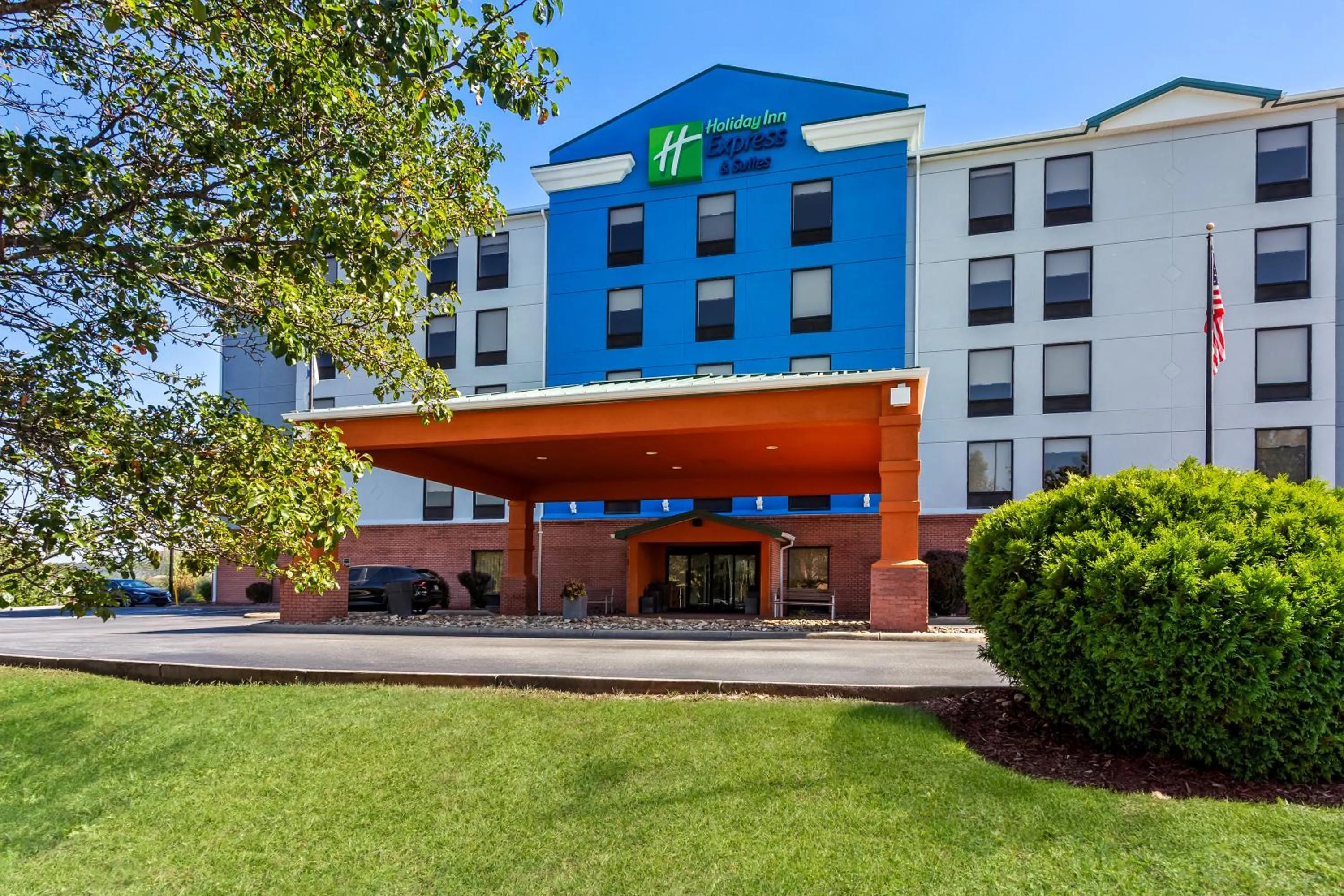 Property building in Holiday Inn Express Hotel & Suites Charleston-Southridge by IHG