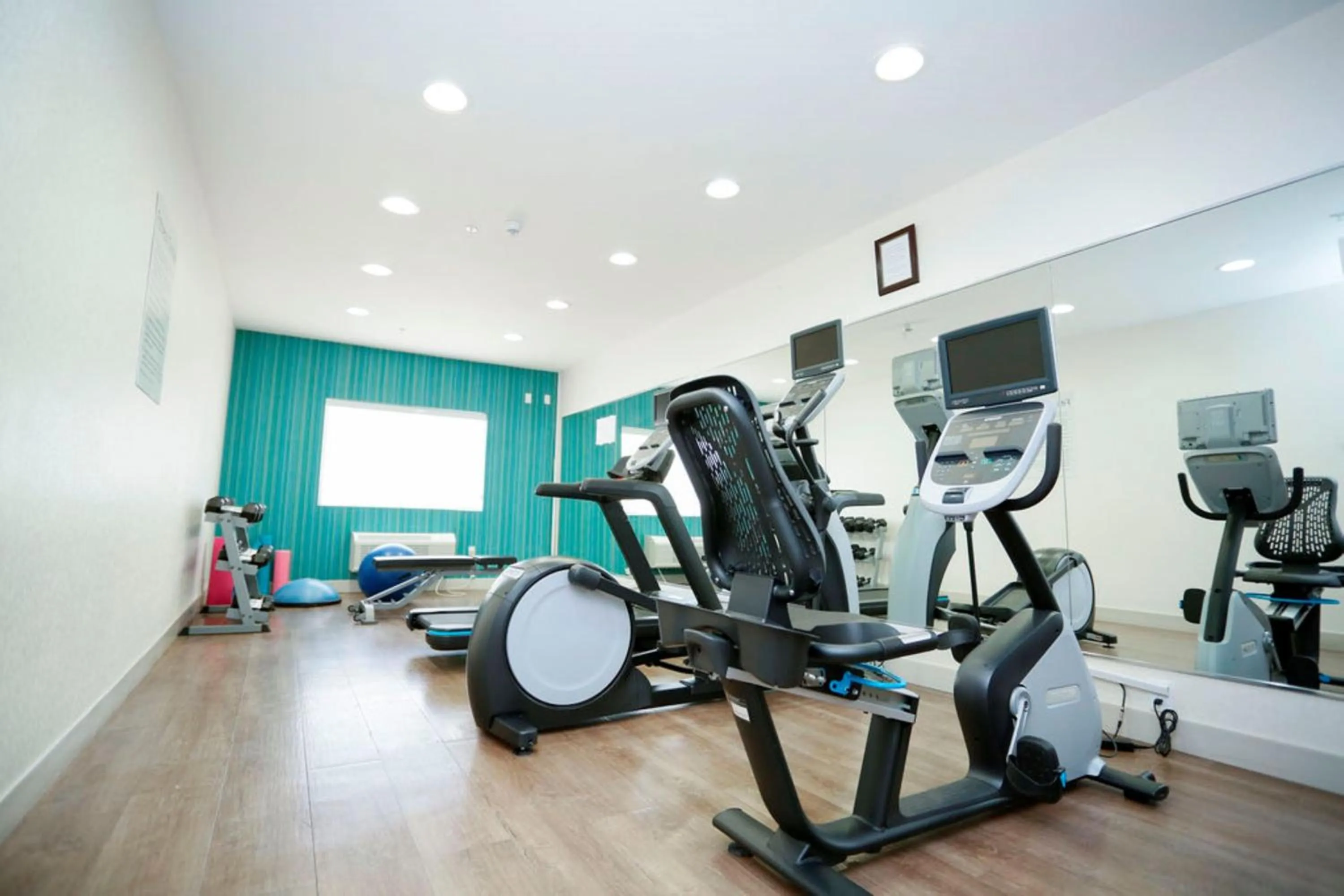 Fitness centre/facilities in Holiday Inn Express Hotel & Suites Carlsbad by IHG