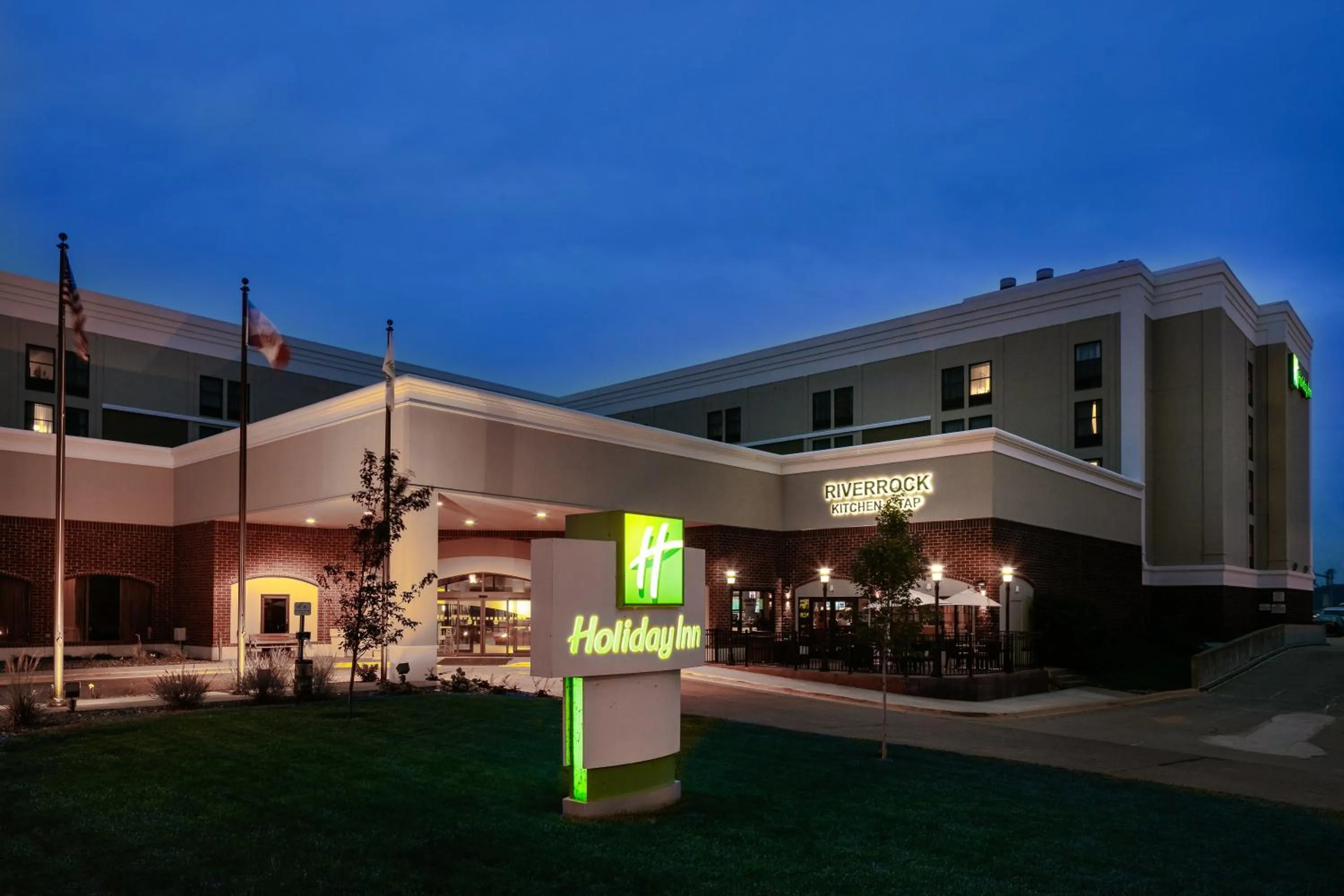 Property building in Holiday Inn Dubuque/Galena by IHG