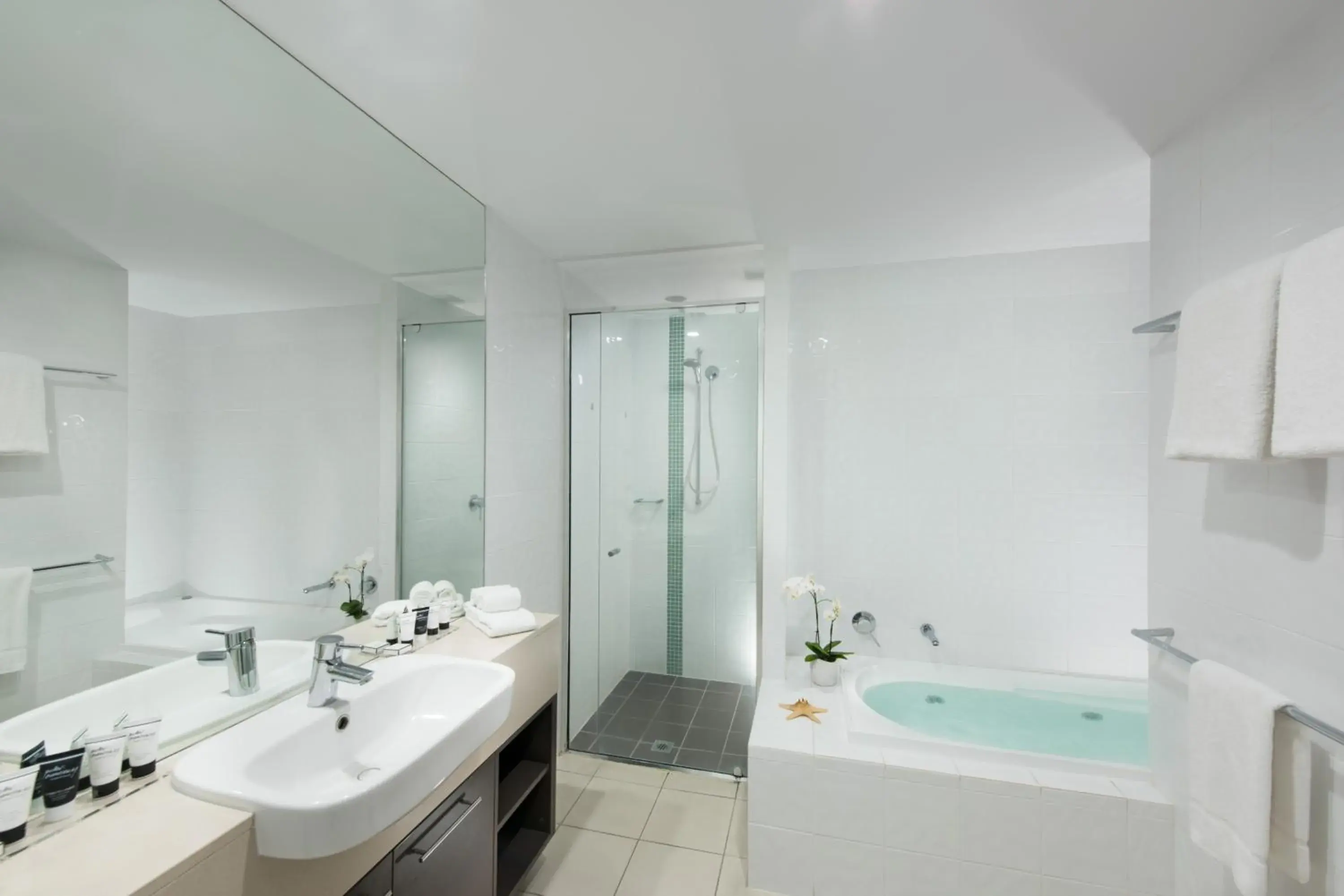 One-Bedroom Apartment with Spa Bath and Water View in at Marina Shores One-Bedroom Apartment with Spa Bath and Water View in at Marina Shores