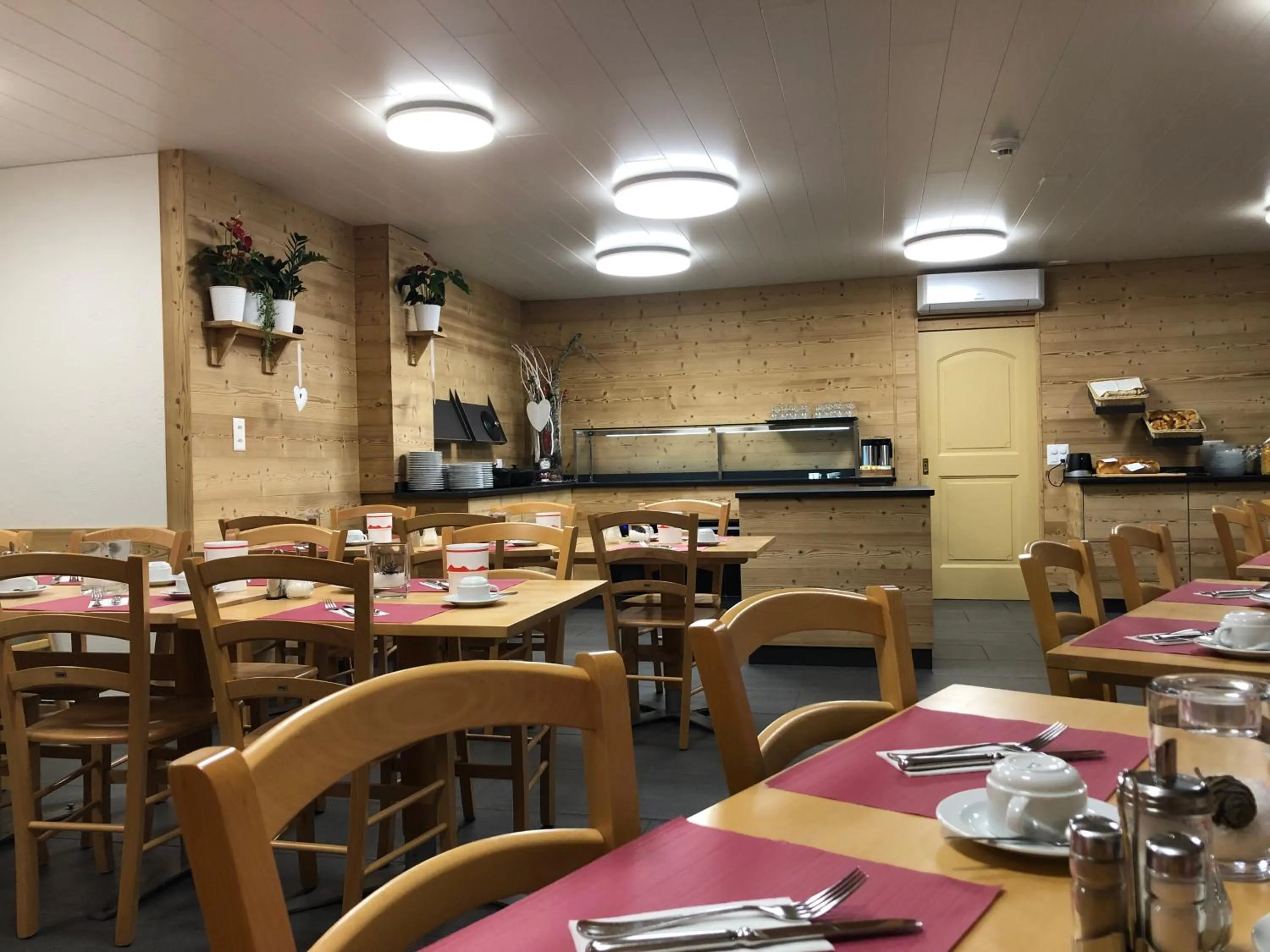 Restaurant/places to eat in Hotel Crystal Interlaken