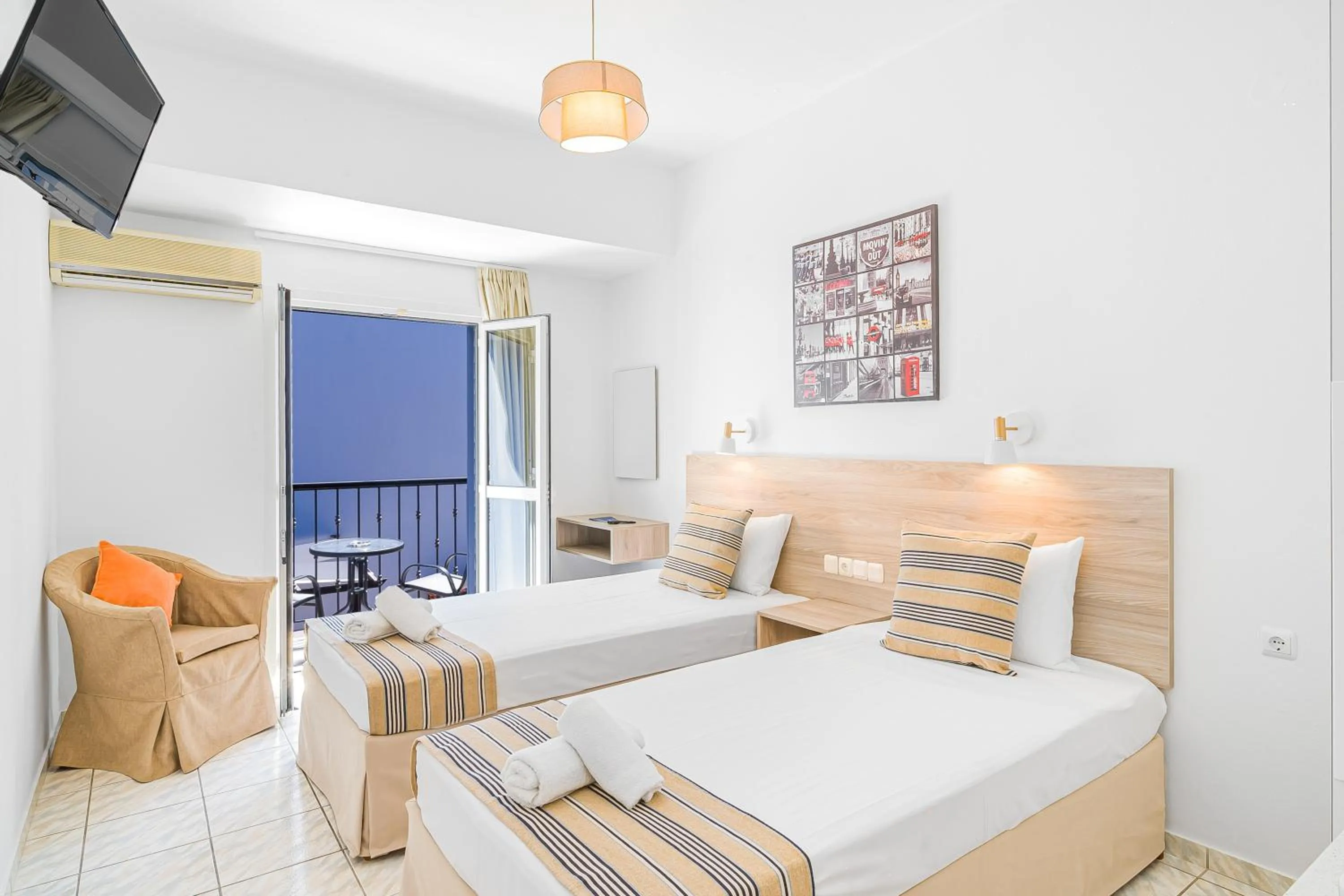 Photo of the whole room, Bed in Happy Days