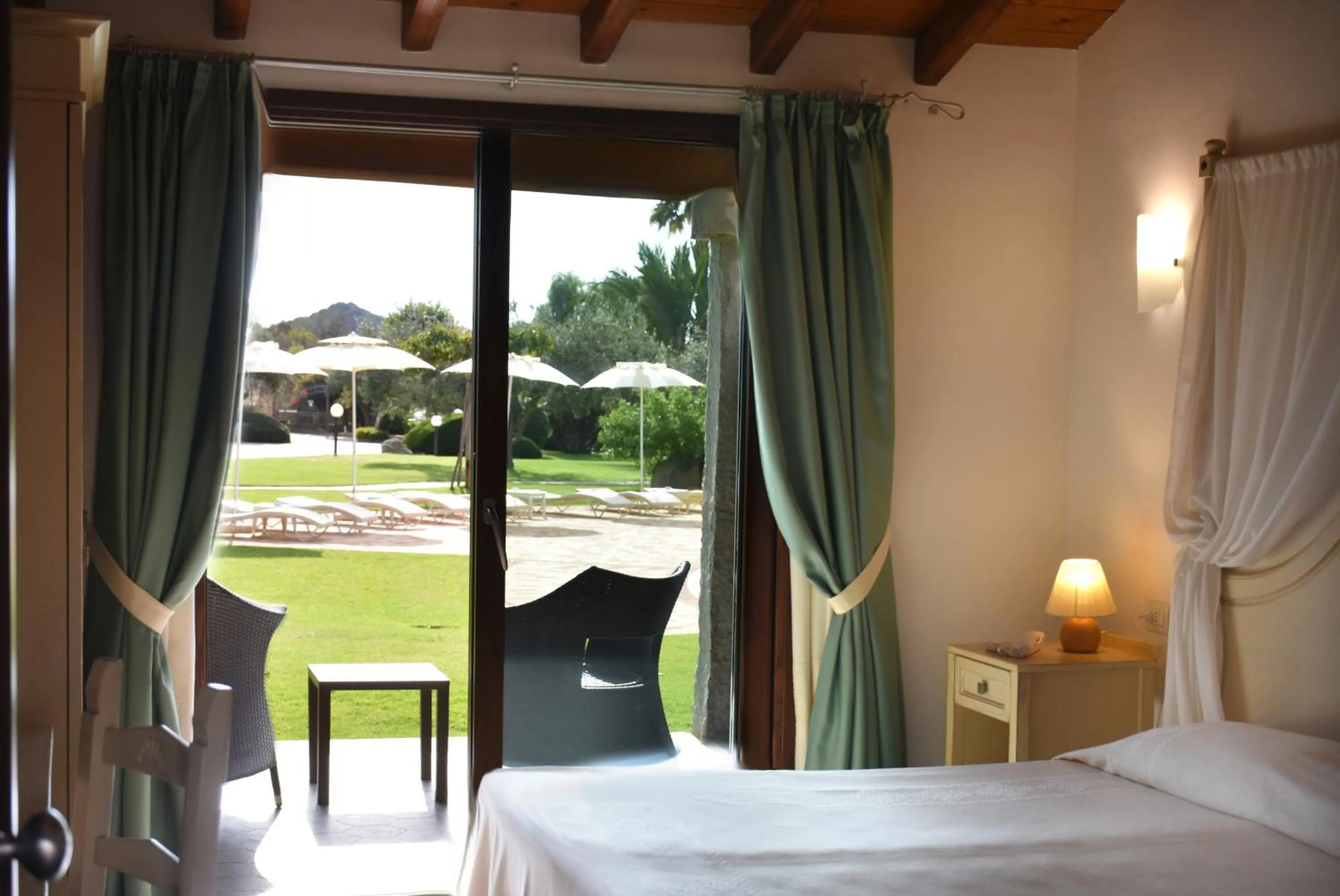 Garden view, Bed in Le Anfore Hotel