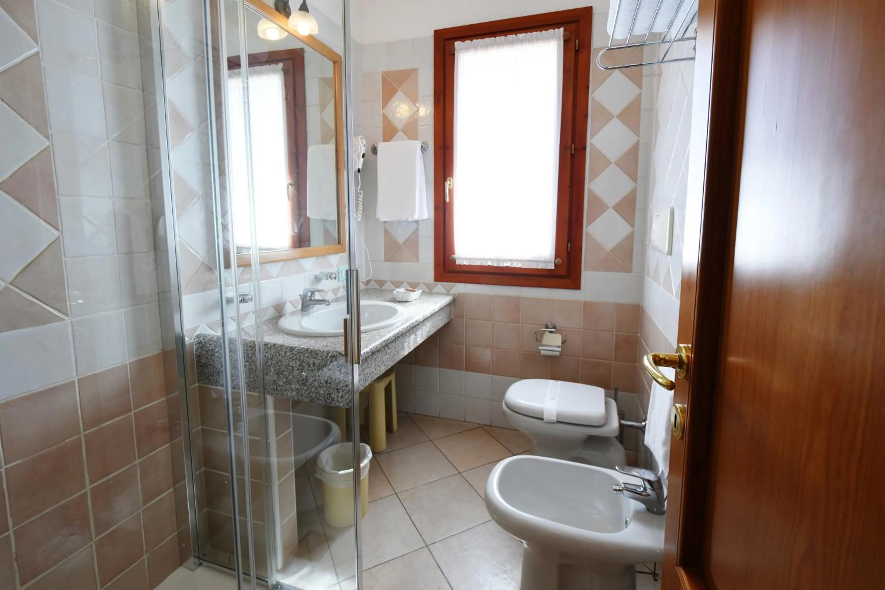 Bathroom in Le Anfore Hotel