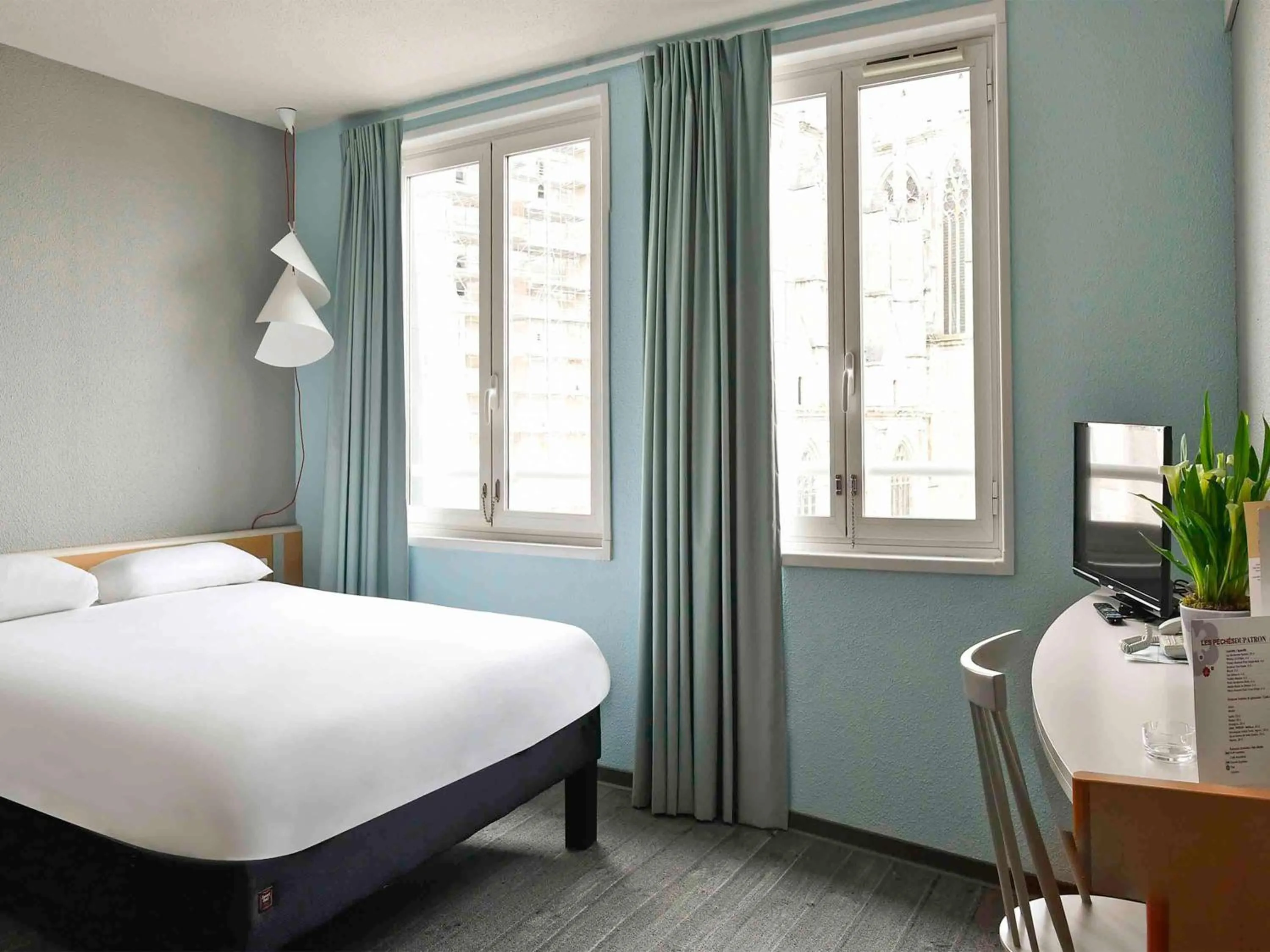 Bedroom, Bed in ibis Saint Quentin Basilique