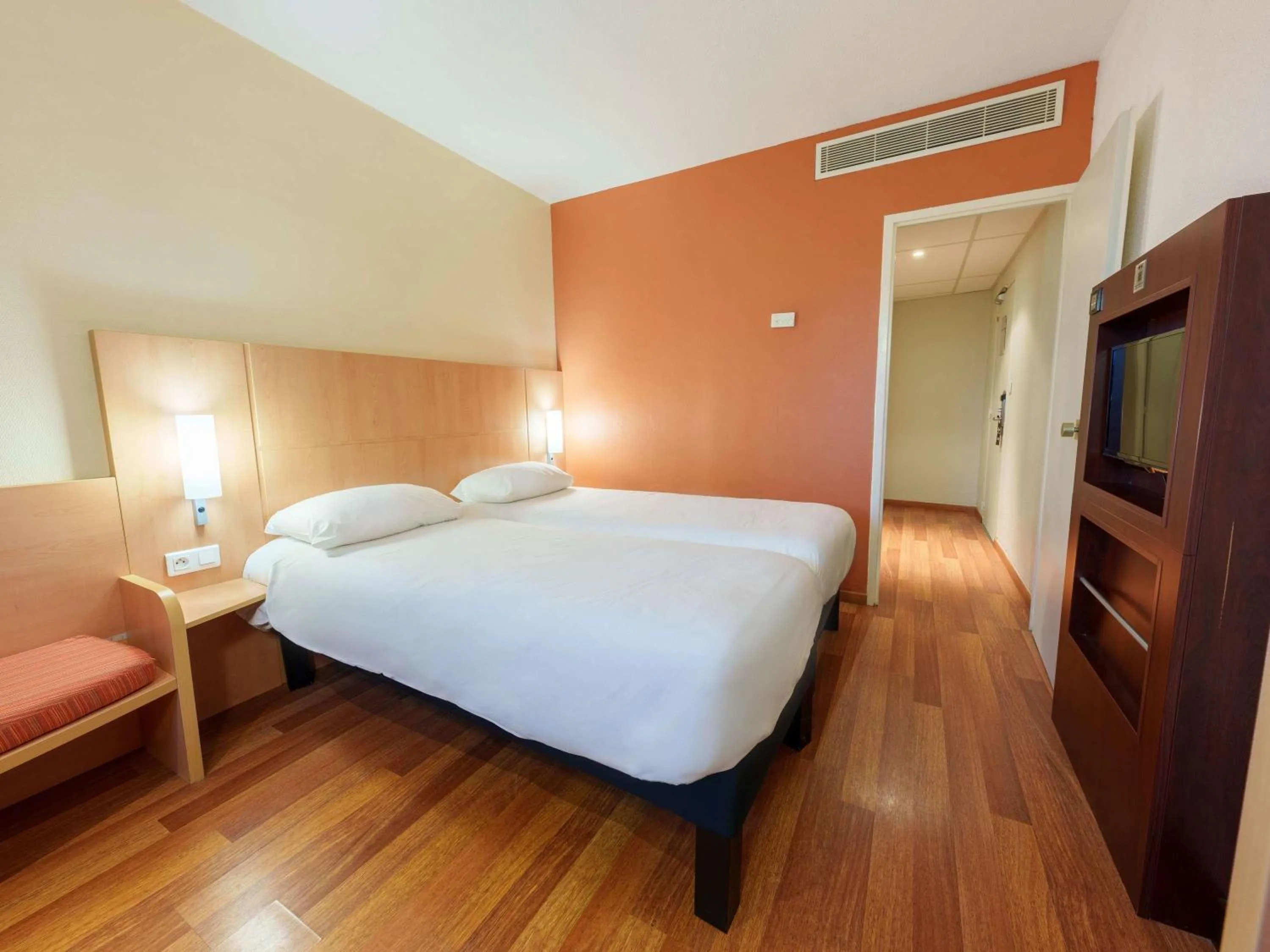 Bedroom, Bed in ibis Saint Quentin Basilique