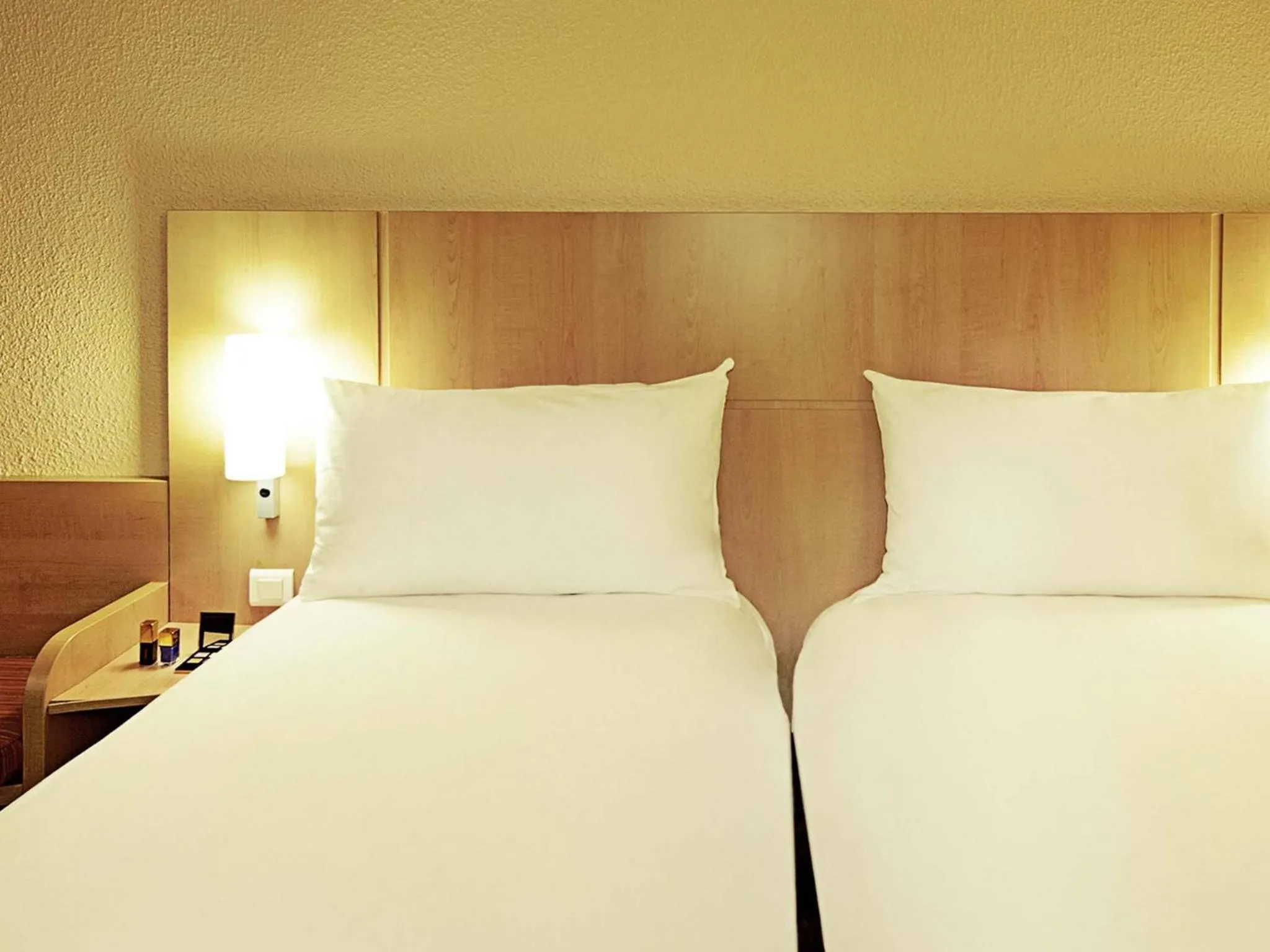 Bedroom, Bed in ibis Saint Quentin Basilique