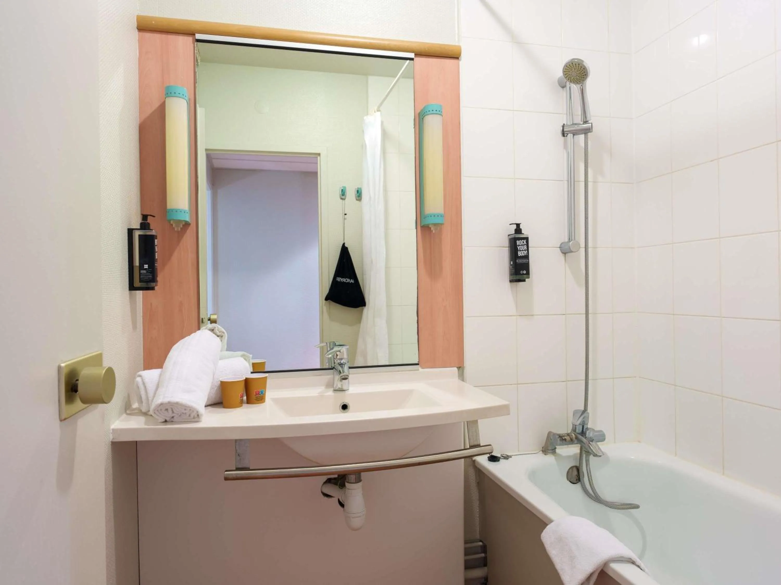 Bedroom in ibis Saint Quentin Basilique