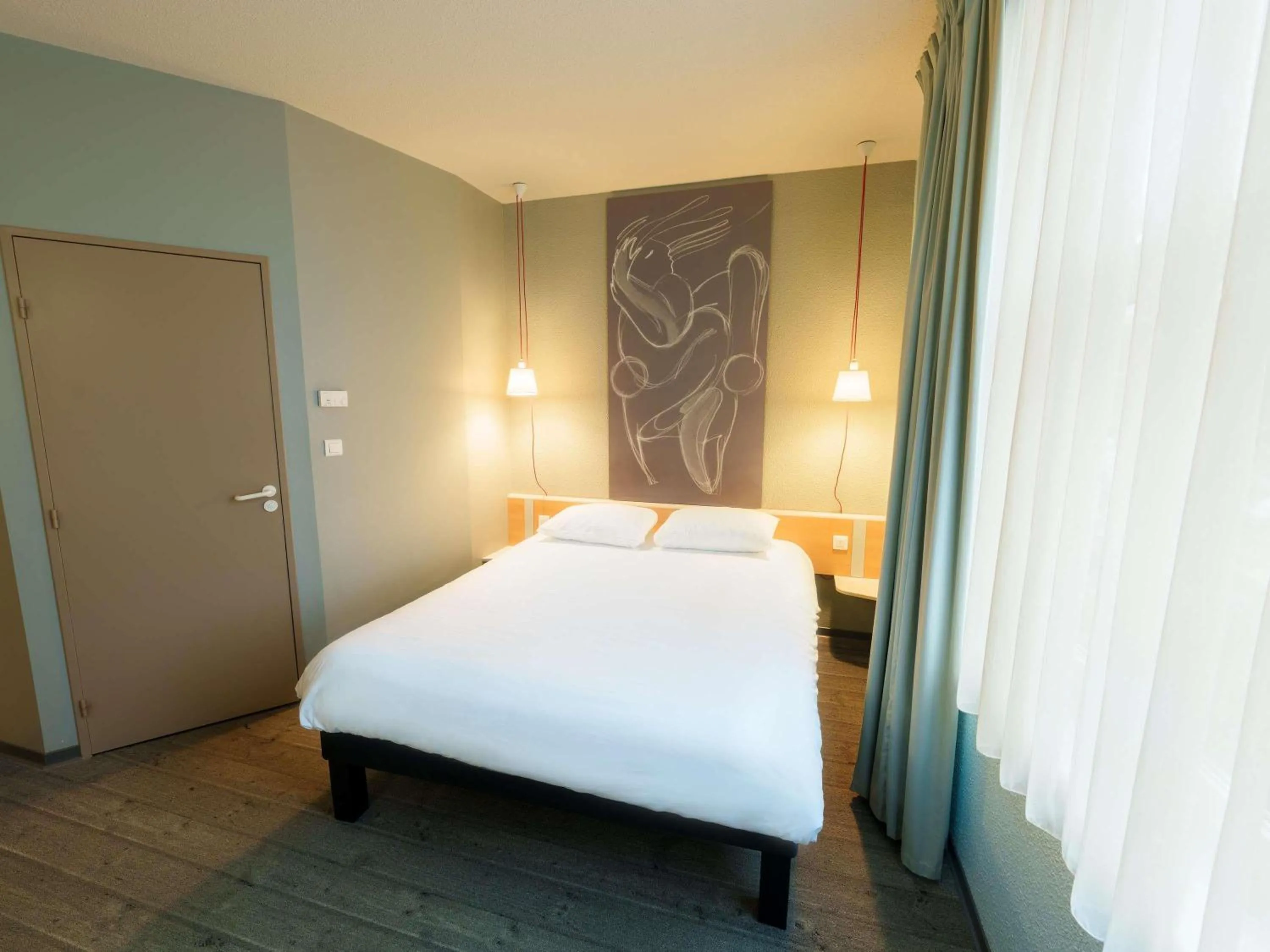 Bedroom, Bed in ibis Saint Quentin Basilique