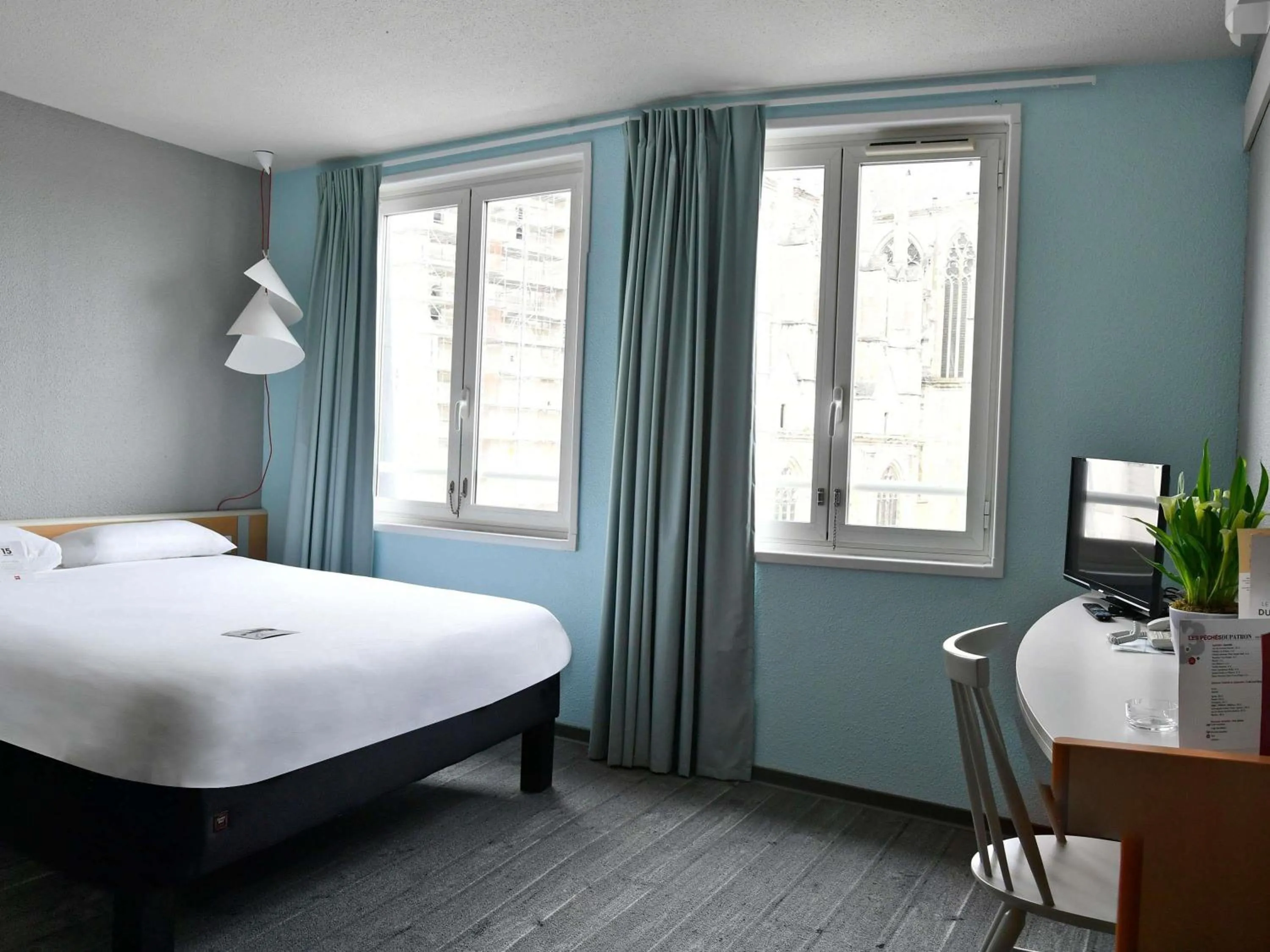 Bedroom, Bed in ibis Saint Quentin Basilique