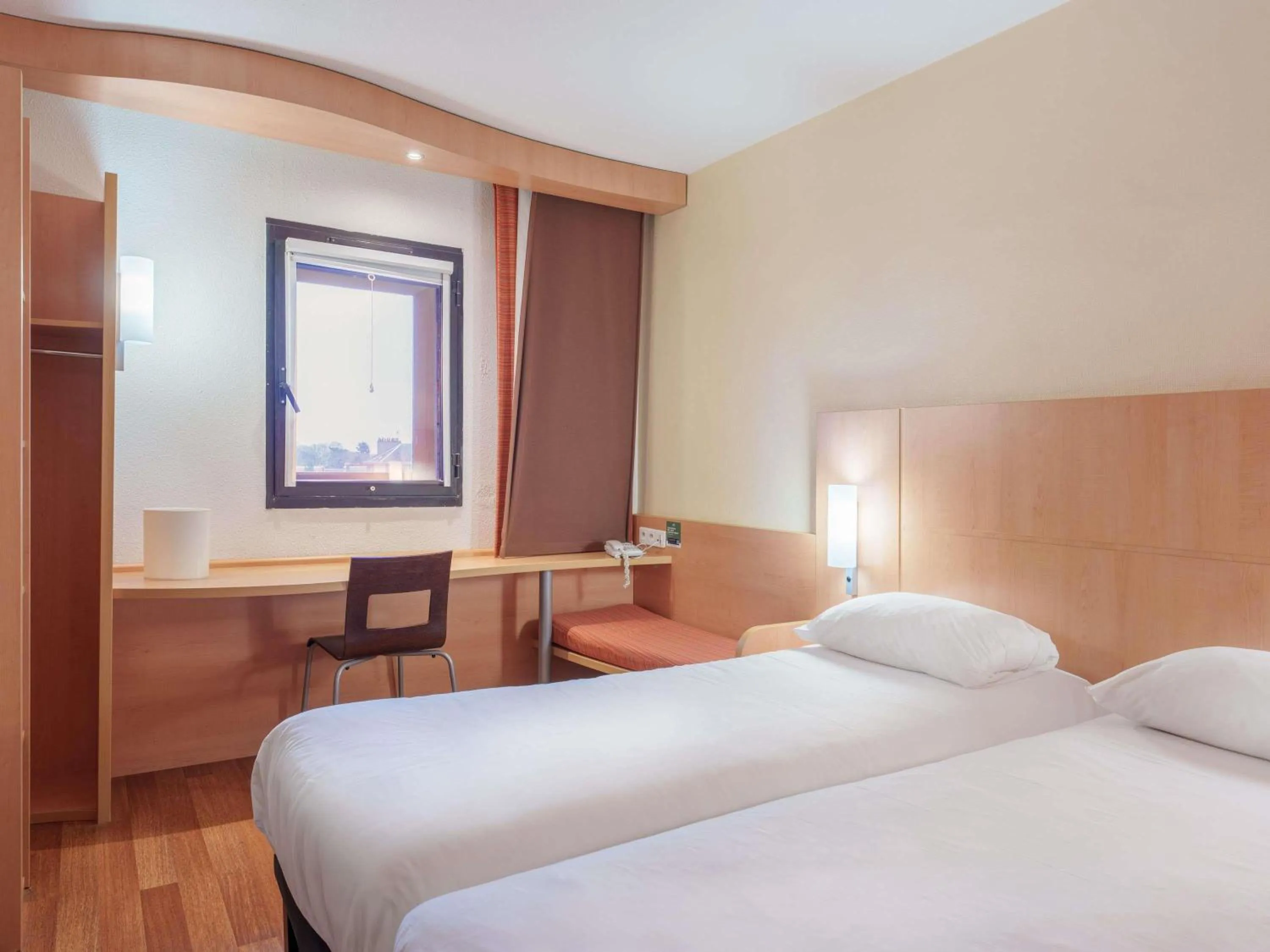 Bedroom, Bed in ibis Saint Quentin Basilique