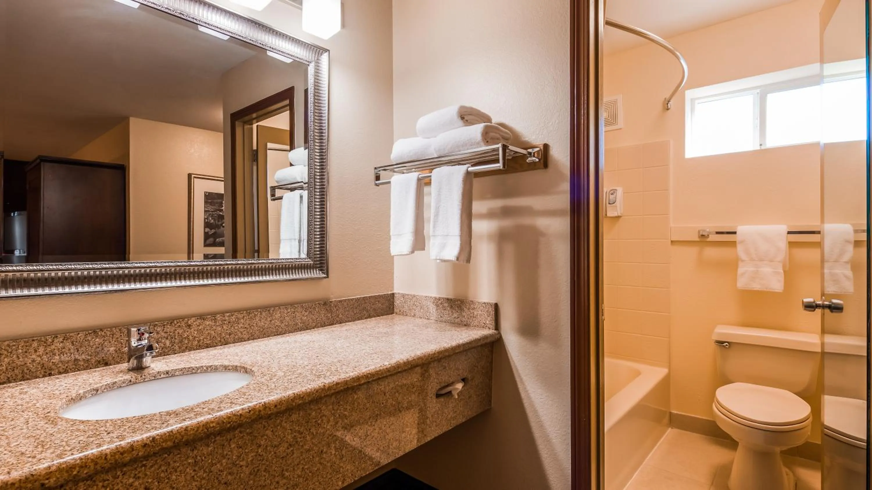 King Room - Non-Smoking in Best Western Cottage Grove Inn