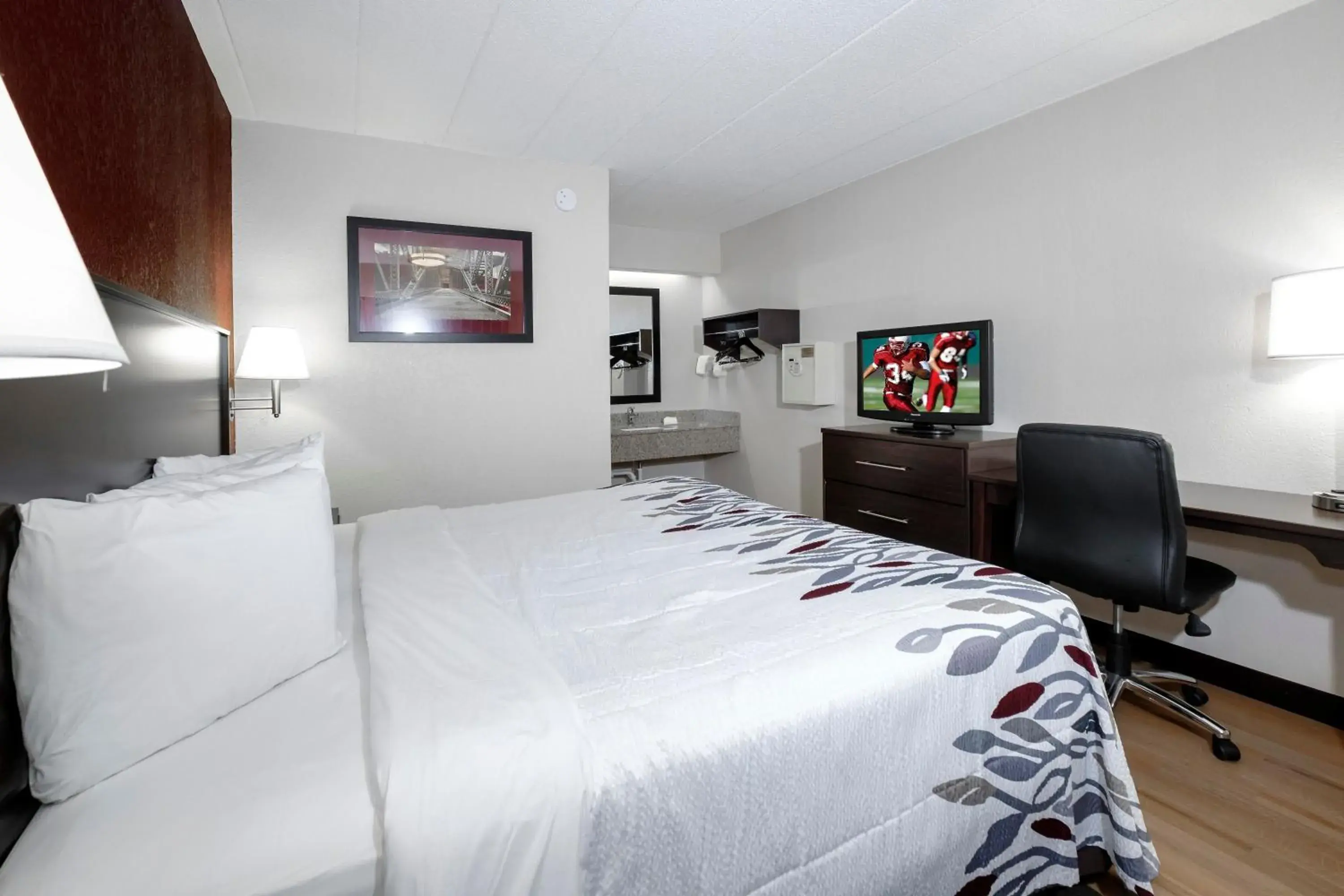 Deluxe Queen Room Non-Smoking in Red Roof Inn Cleveland - Medina Deluxe Queen Room Non-Smoking in Red Roof Inn Cleveland - Medina