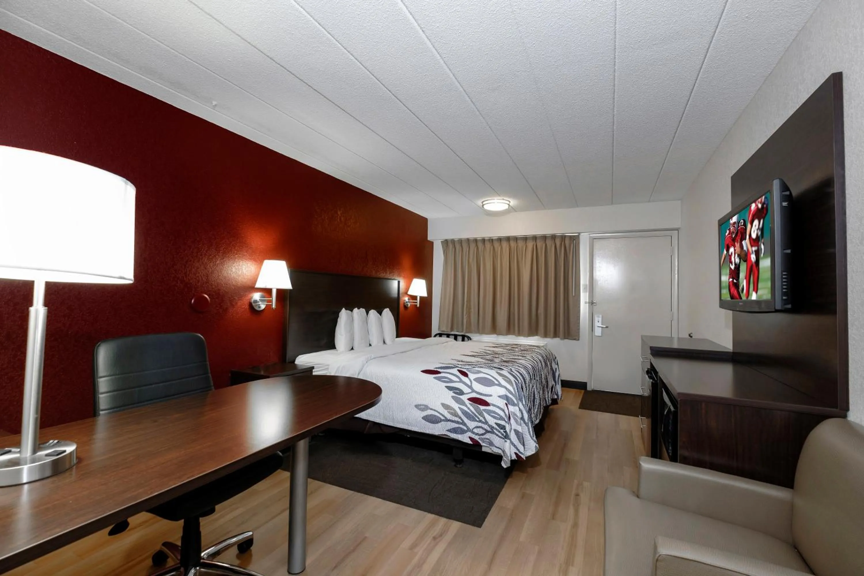 Photo of the whole room, Bed in Red Roof Inn Cleveland - Medina