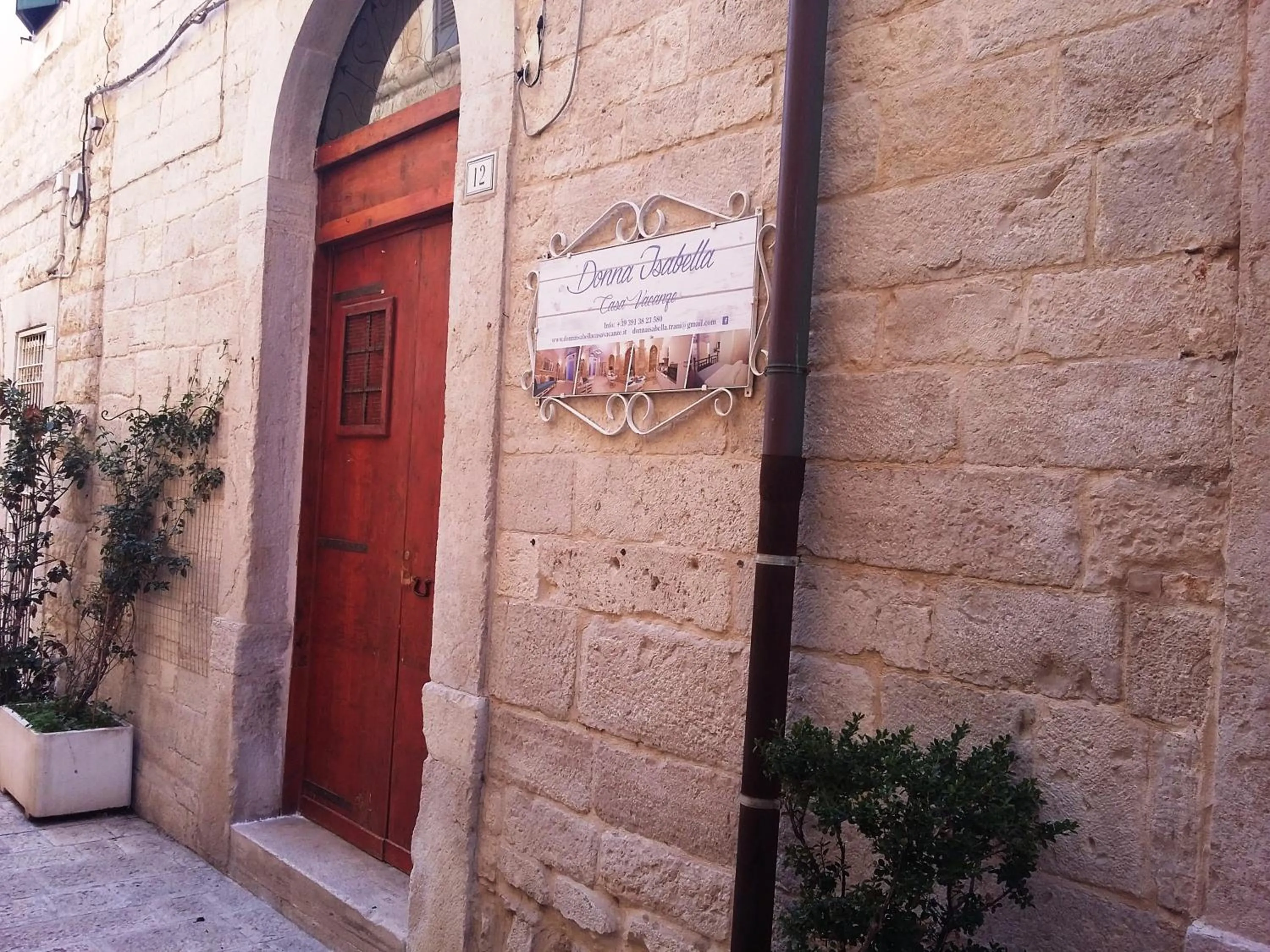 Facade/entrance in Donna Isabella