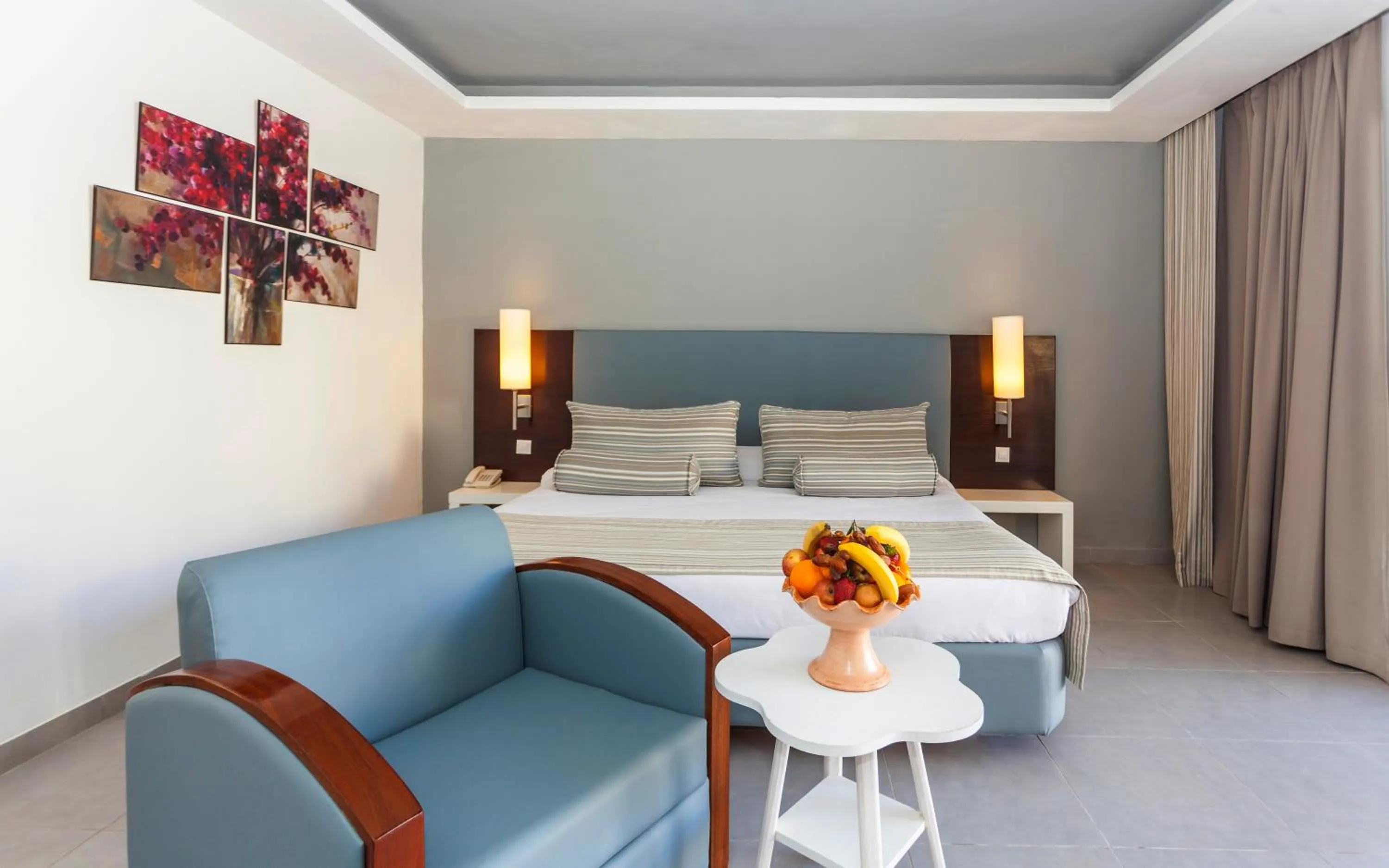 Photo of the whole room, Bed in Cesar Thalasso