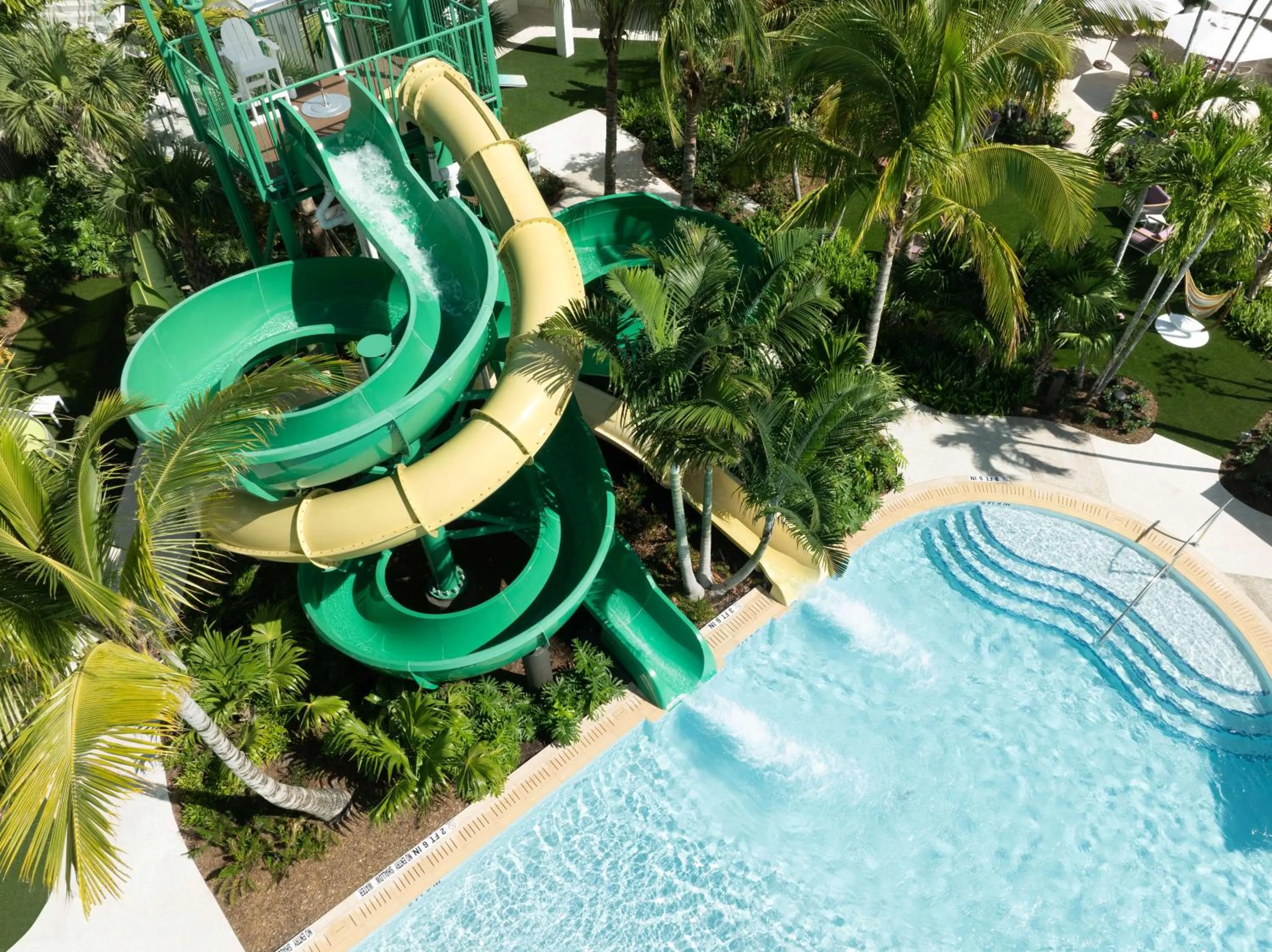 Swimming pool in Pier Sixty-Six