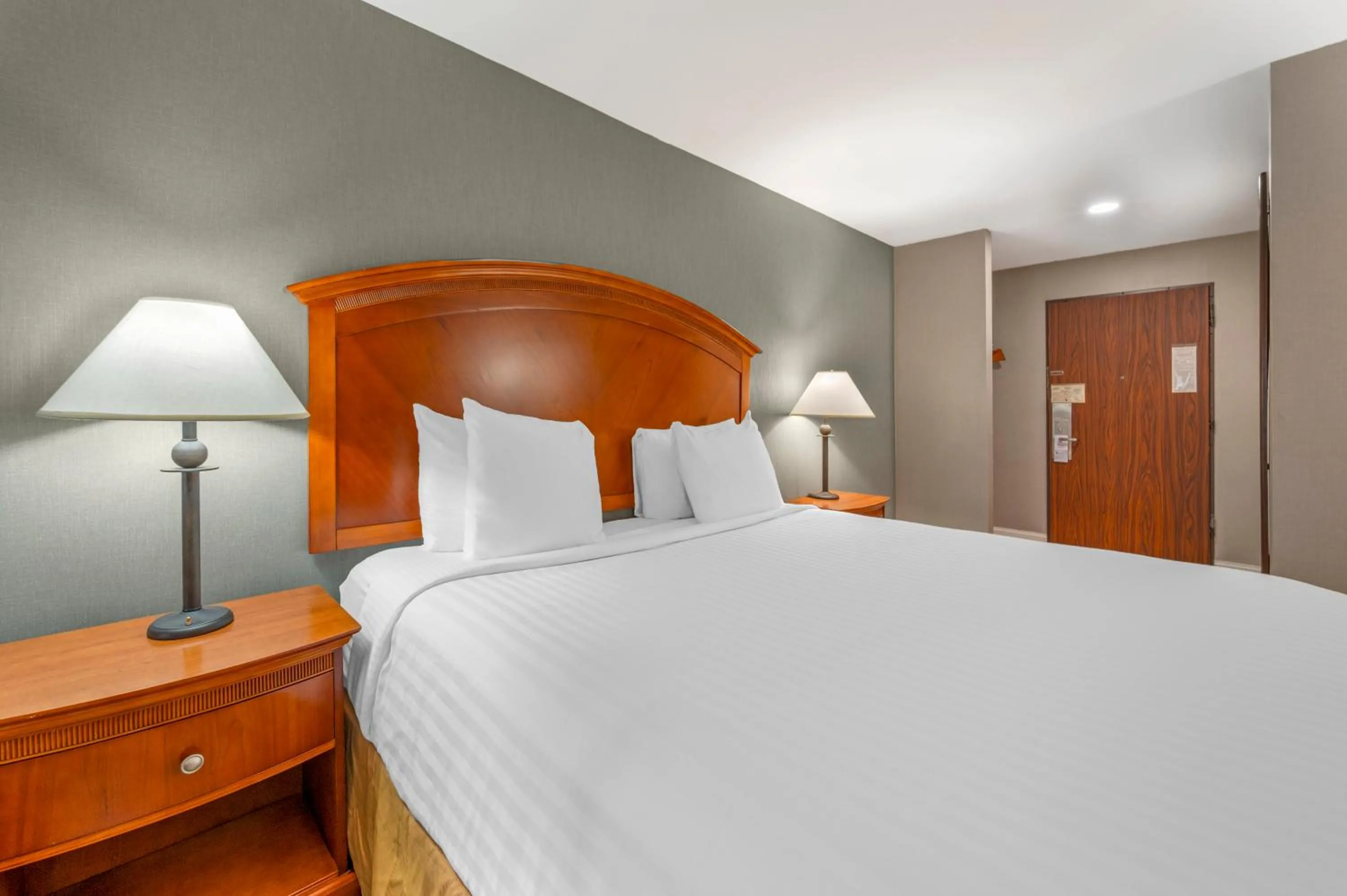 Bed in Best Western Manassas