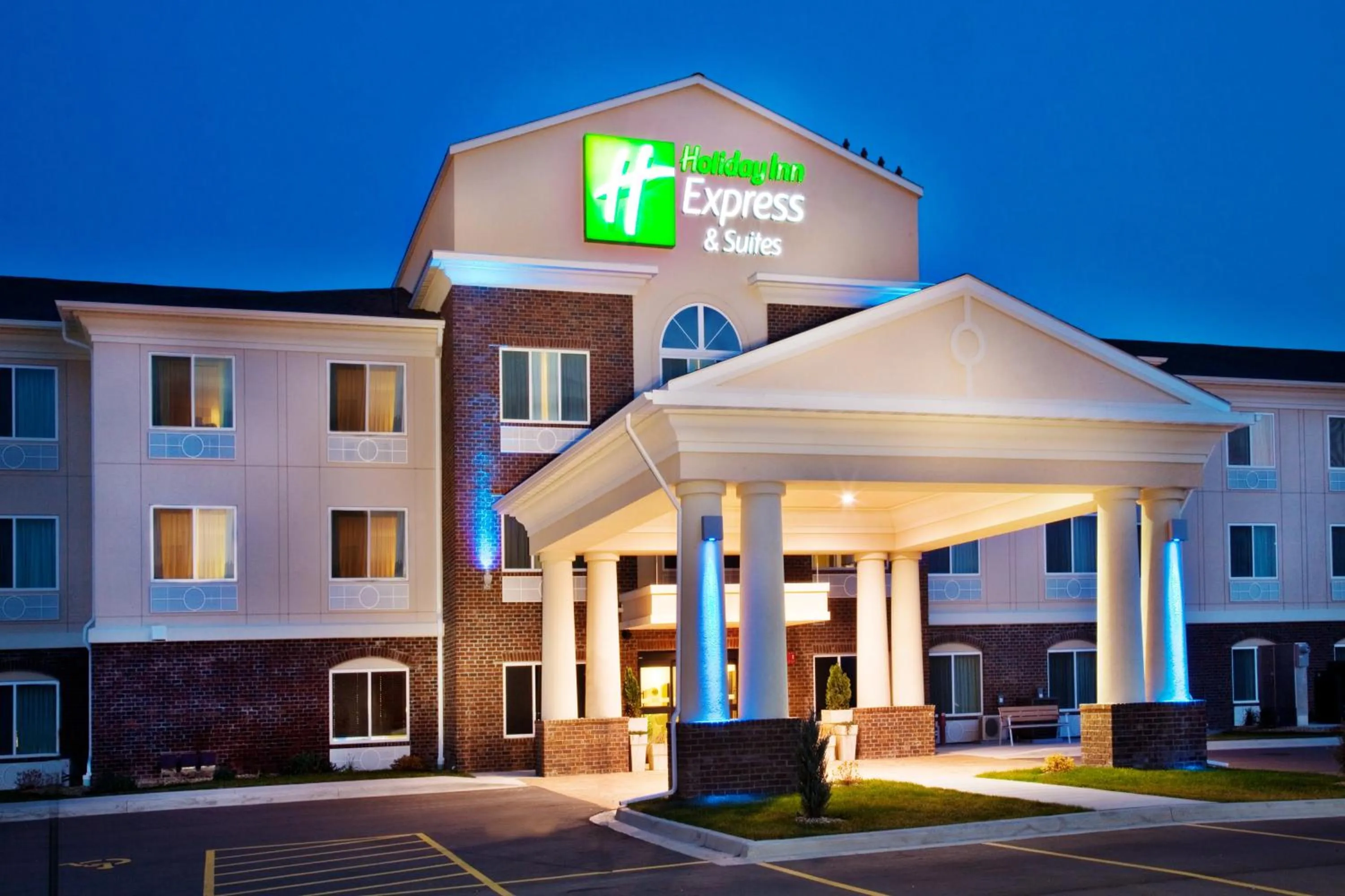 Property building in Holiday Inn Express Hotel & Suites - Dubuque West by IHG